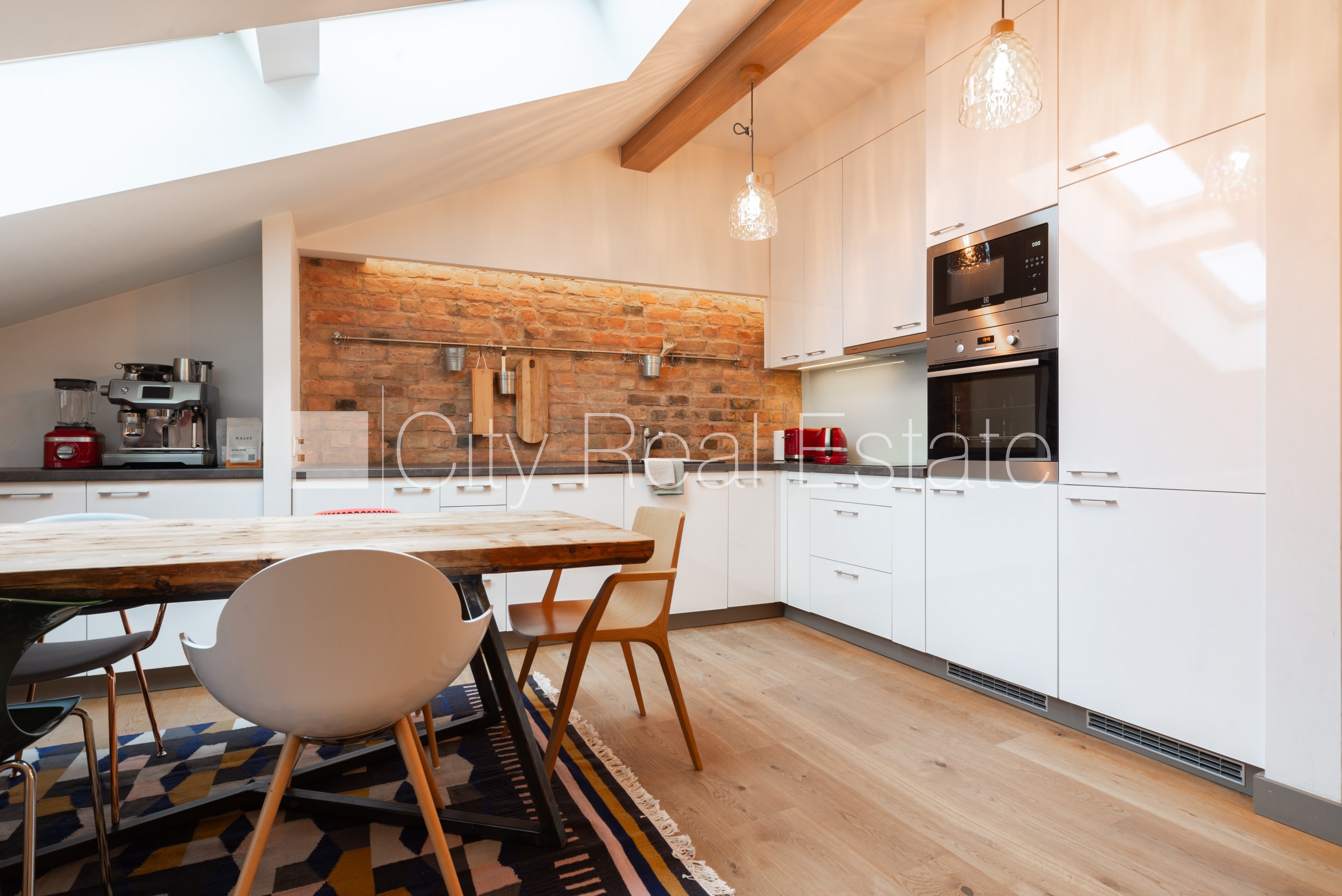 Объявление. Въездные ворота оснащены автоматической подъёмной системой, бесплатная стоянка во дворе, Цена: 1800 EUR/мес. Foto #2