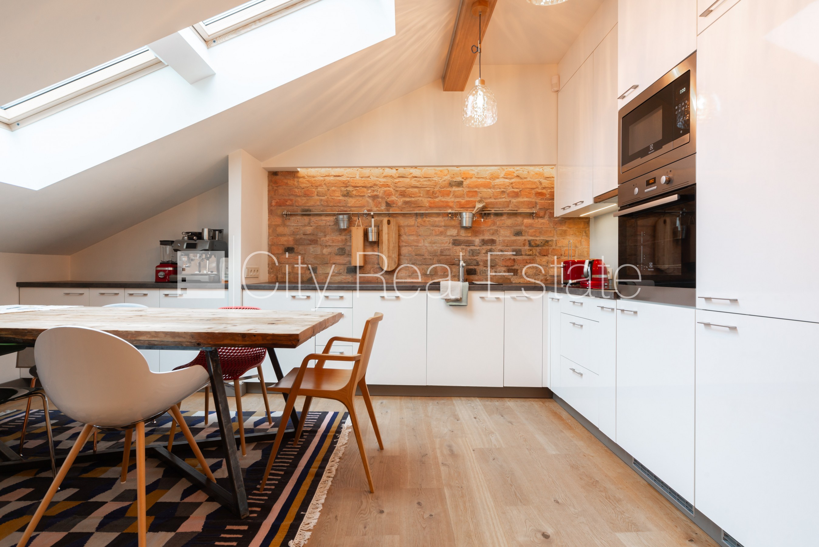 Объявление. Въездные ворота оснащены автоматической подъёмной системой, бесплатная стоянка во дворе, Цена: 1800 EUR/мес. Foto #3