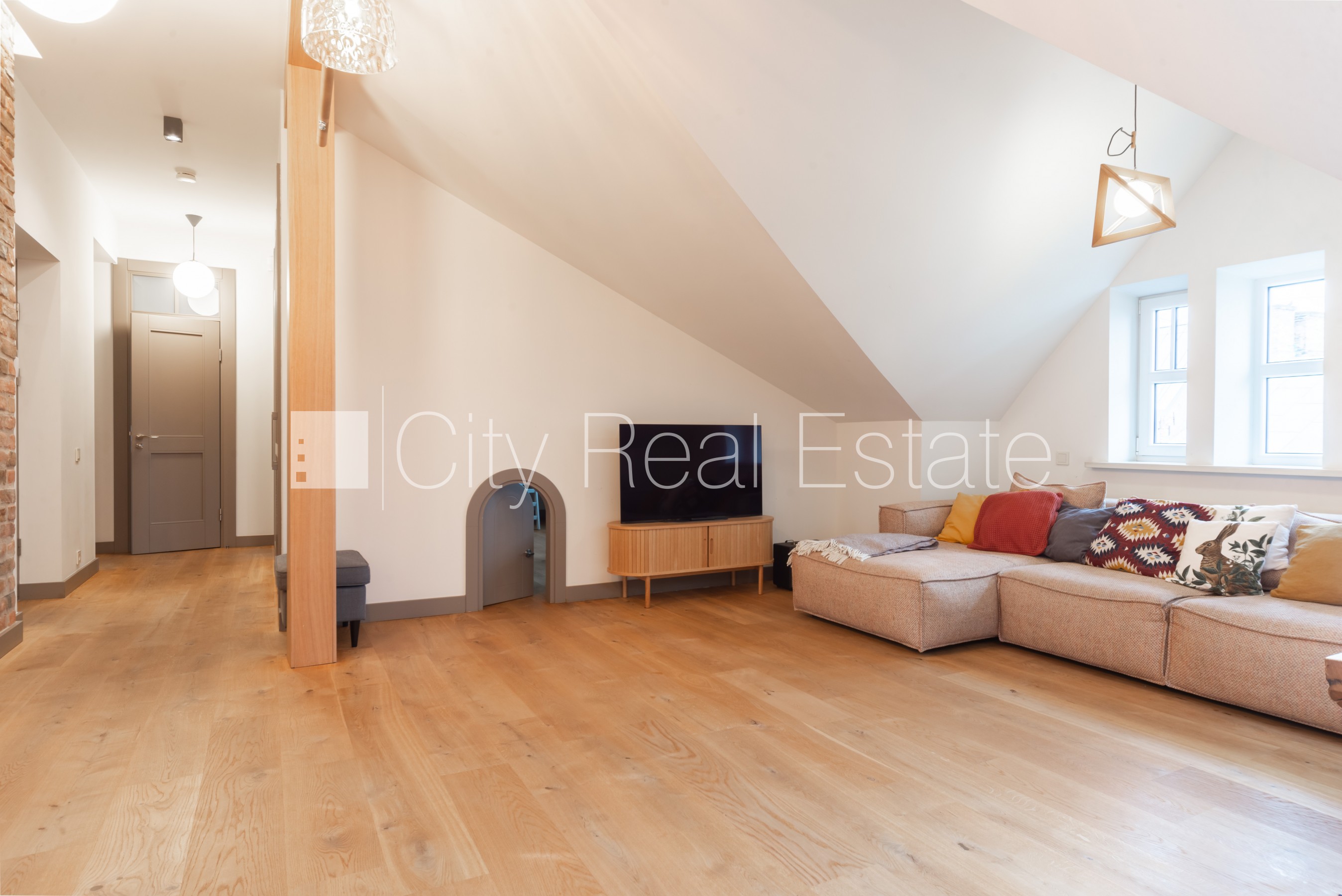 Объявление. Въездные ворота оснащены автоматической подъёмной системой, бесплатная стоянка во дворе, Цена: 1800 EUR/мес. Foto #11