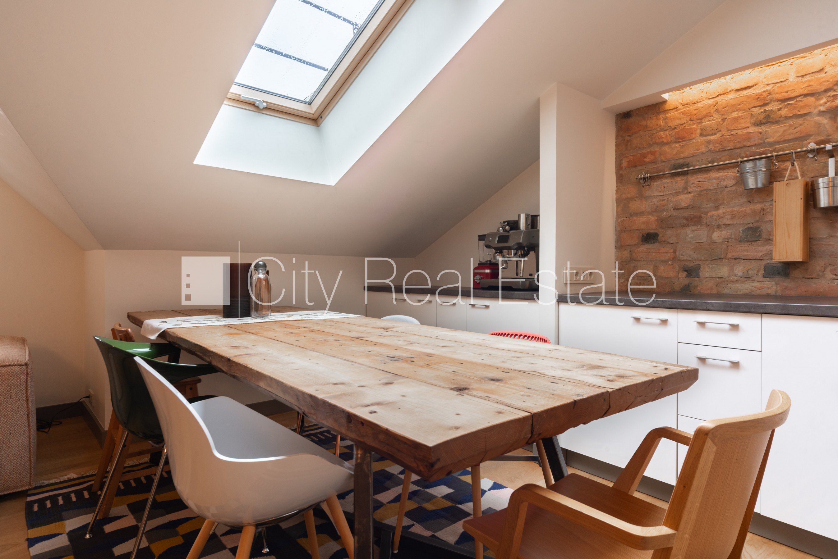 Объявление. Въездные ворота оснащены автоматической подъёмной системой, бесплатная стоянка во дворе, Цена: 1800 EUR/мес. Foto #4