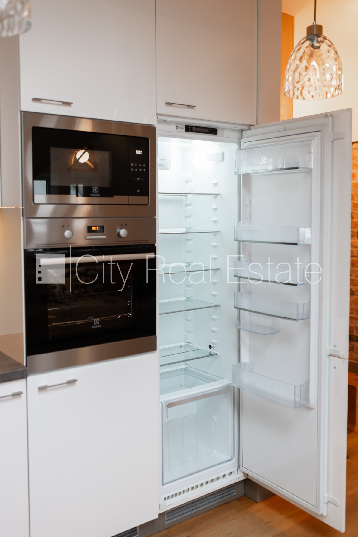 Объявление. Въездные ворота оснащены автоматической подъёмной системой, бесплатная стоянка во дворе, Цена: 1800 EUR/мес. Foto #6