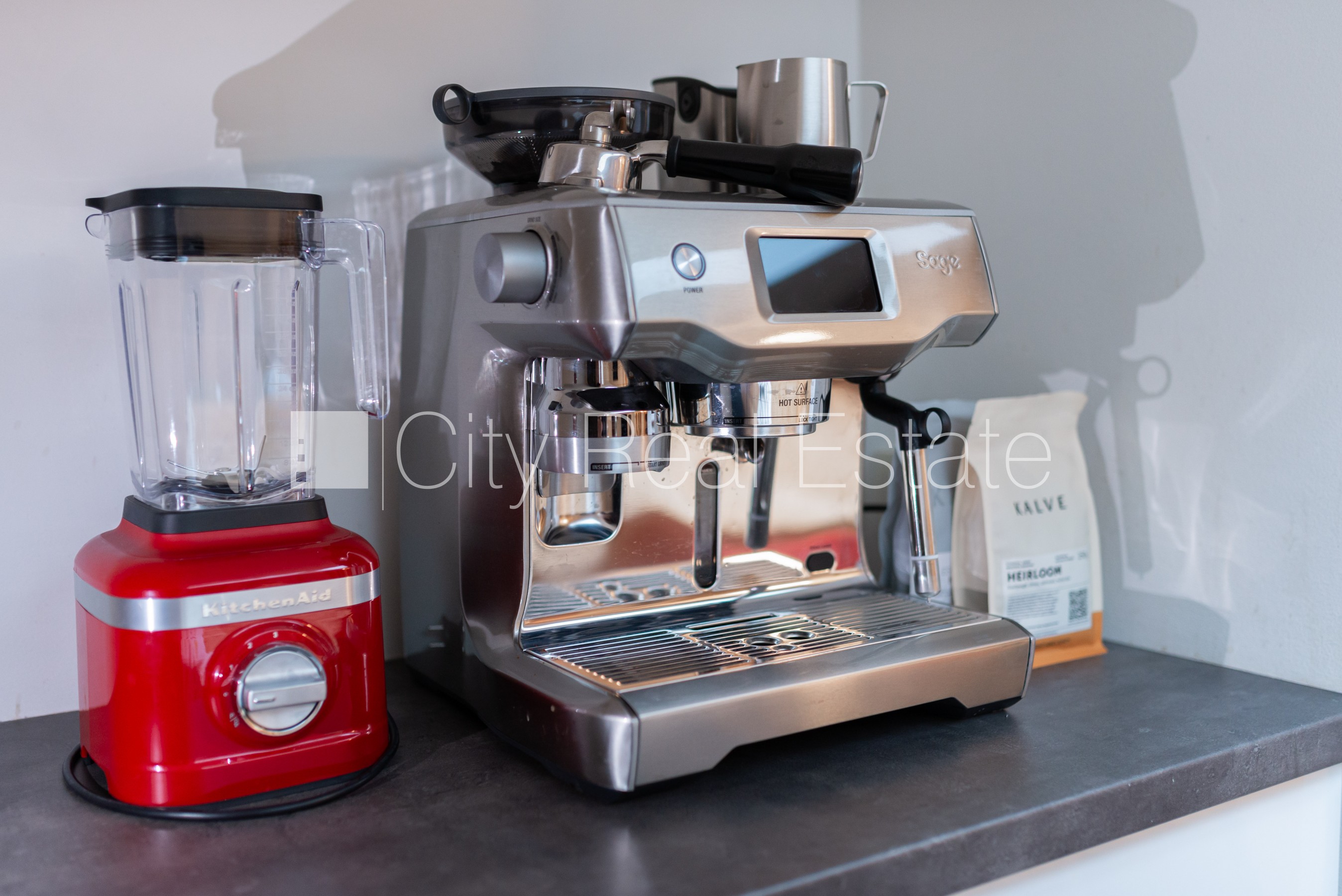 Объявление. Въездные ворота оснащены автоматической подъёмной системой, бесплатная стоянка во дворе, Цена: 1800 EUR/мес. Foto #7