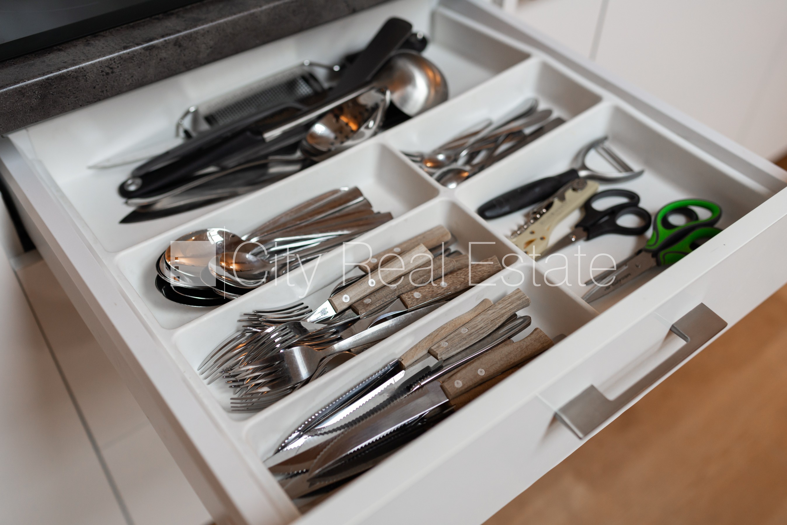 Объявление. Въездные ворота оснащены автоматической подъёмной системой, бесплатная стоянка во дворе, Цена: 1800 EUR/мес. Foto #9