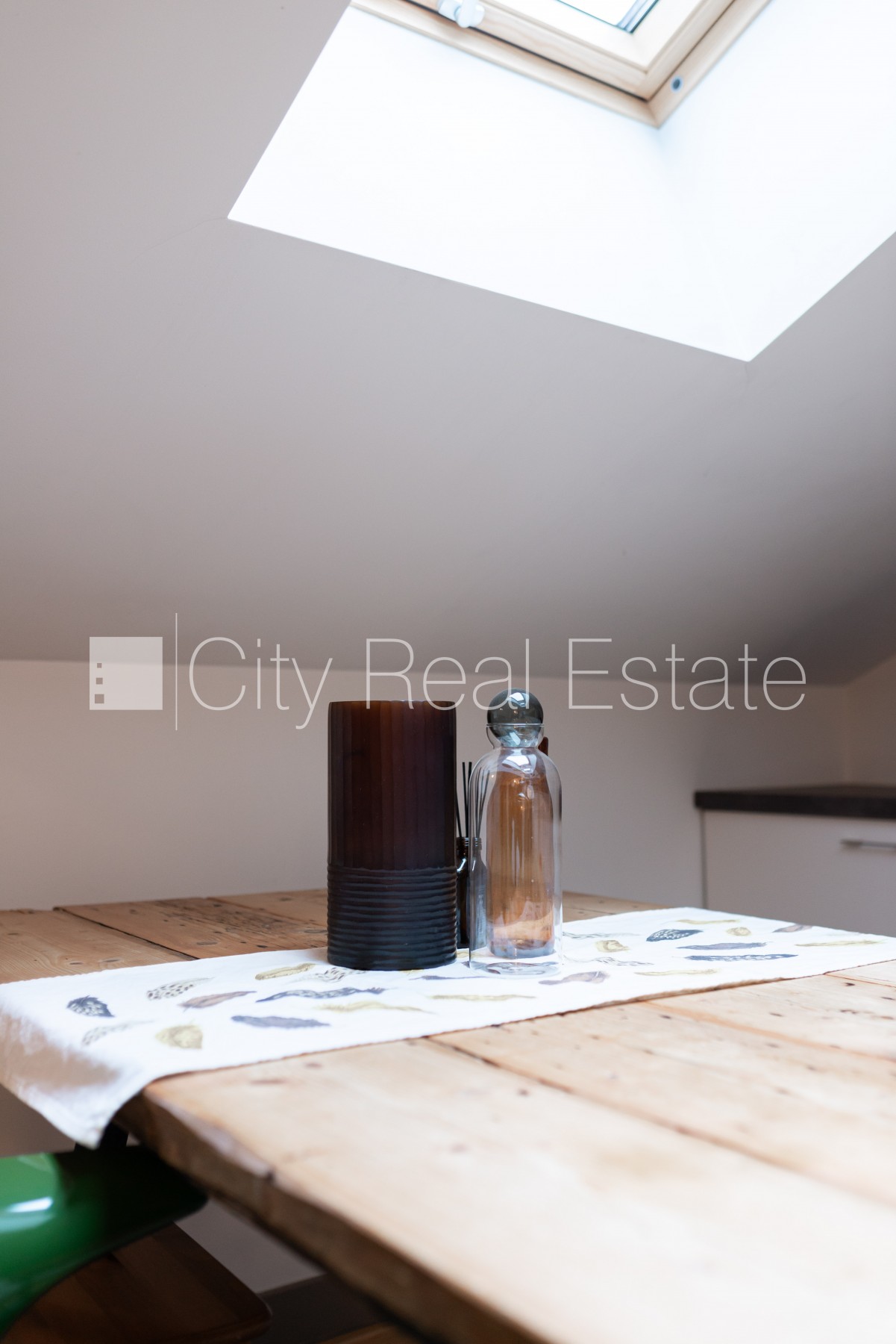 Объявление. Въездные ворота оснащены автоматической подъёмной системой, бесплатная стоянка во дворе, Цена: 1800 EUR/мес. Foto #5