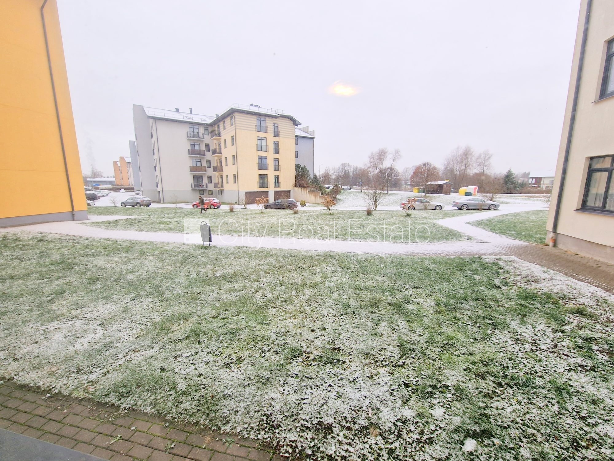 Sludinājumi. Jaunceltne, labiekārtots apzaļumots pagalms, vieta automašīnai, ieeja no ielas, kāpņu telpa pēc Cena: 420 EUR/mēn Foto #8