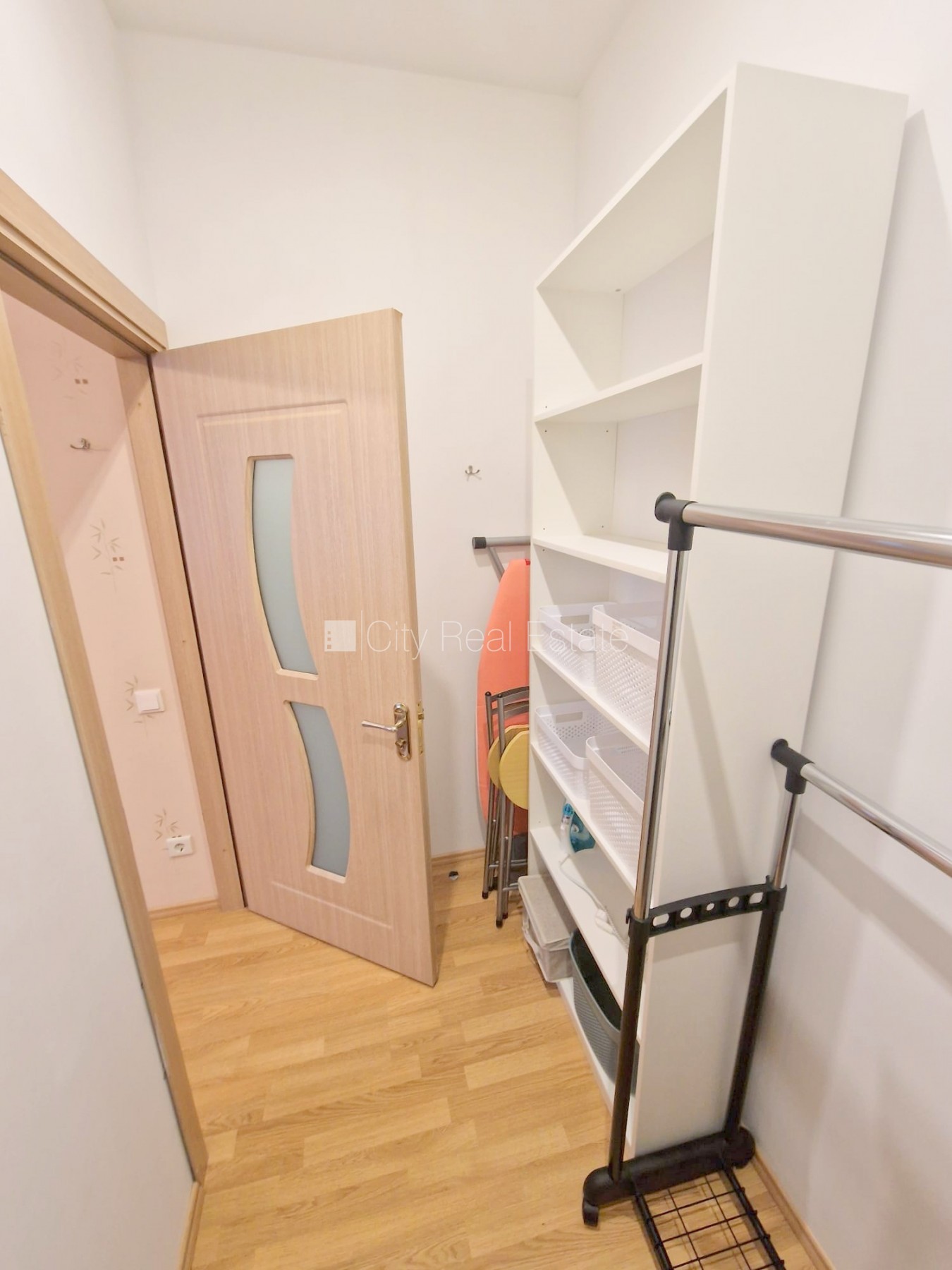 Sludinājumi. Jaunceltne, labiekārtots apzaļumots pagalms, vieta automašīnai, ieeja no ielas, kāpņu telpa pēc Cena: 420 EUR/mēn Foto #14