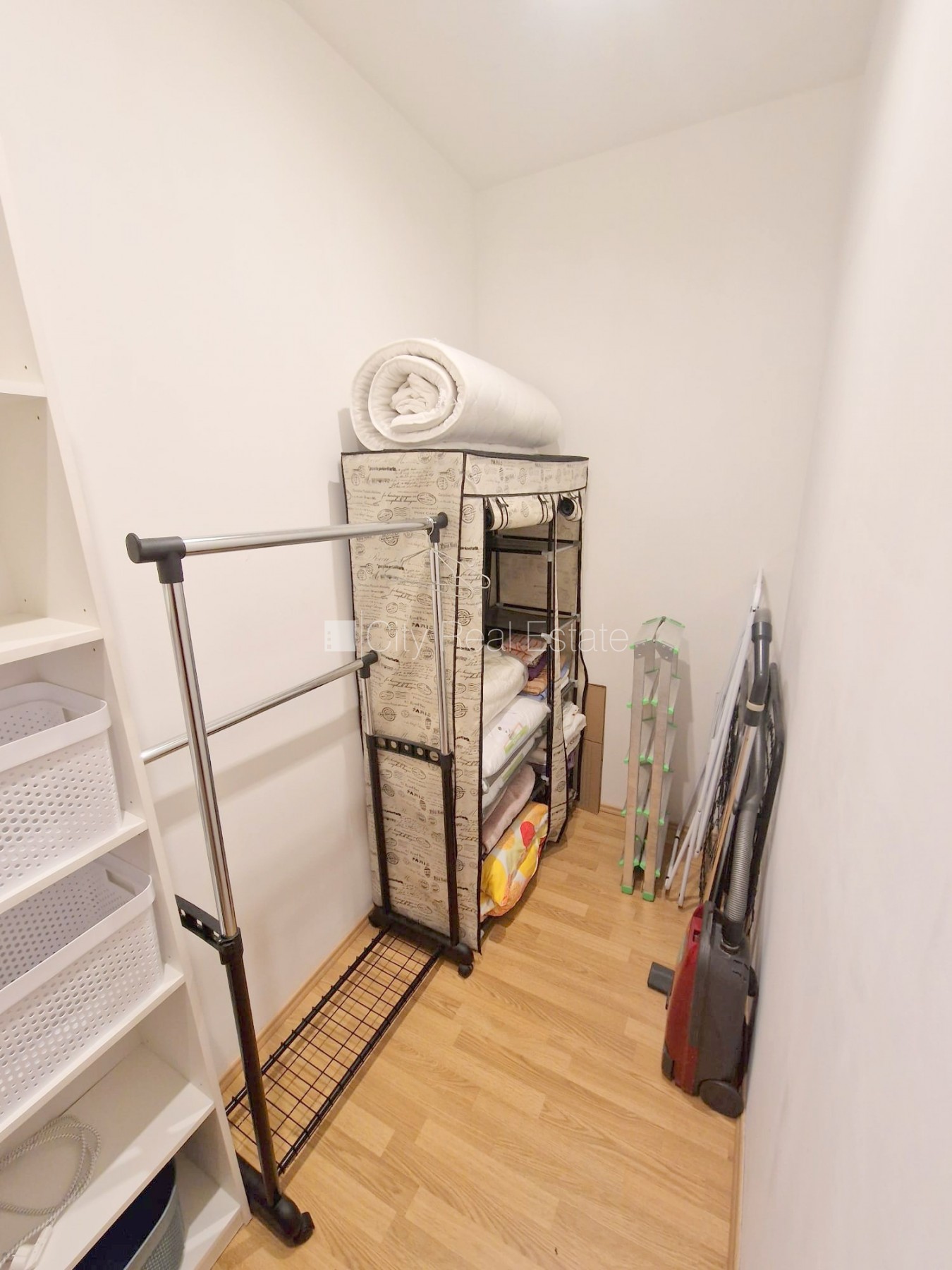 Sludinājumi. Jaunceltne, labiekārtots apzaļumots pagalms, vieta automašīnai, ieeja no ielas, kāpņu telpa pēc Cena: 420 EUR/mēn Foto #13