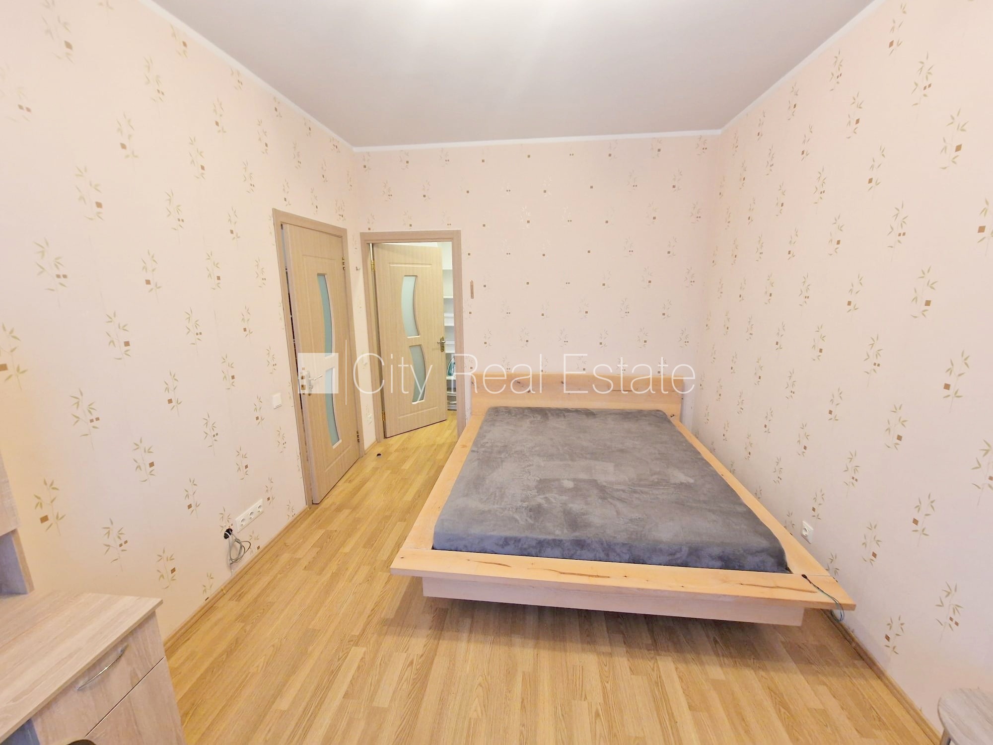 Sludinājumi. Jaunceltne, labiekārtots apzaļumots pagalms, vieta automašīnai, ieeja no ielas, kāpņu telpa pēc Cena: 420 EUR/mēn Foto #10