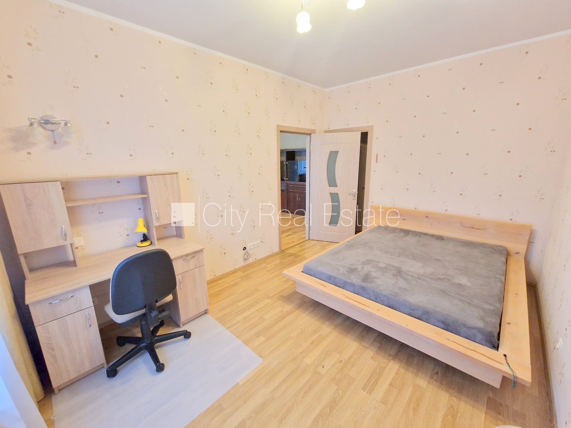 Sludinājumi. Jaunceltne, labiekārtots apzaļumots pagalms, vieta automašīnai, ieeja no ielas, kāpņu telpa pēc Cena: 420 EUR/mēn Foto #11