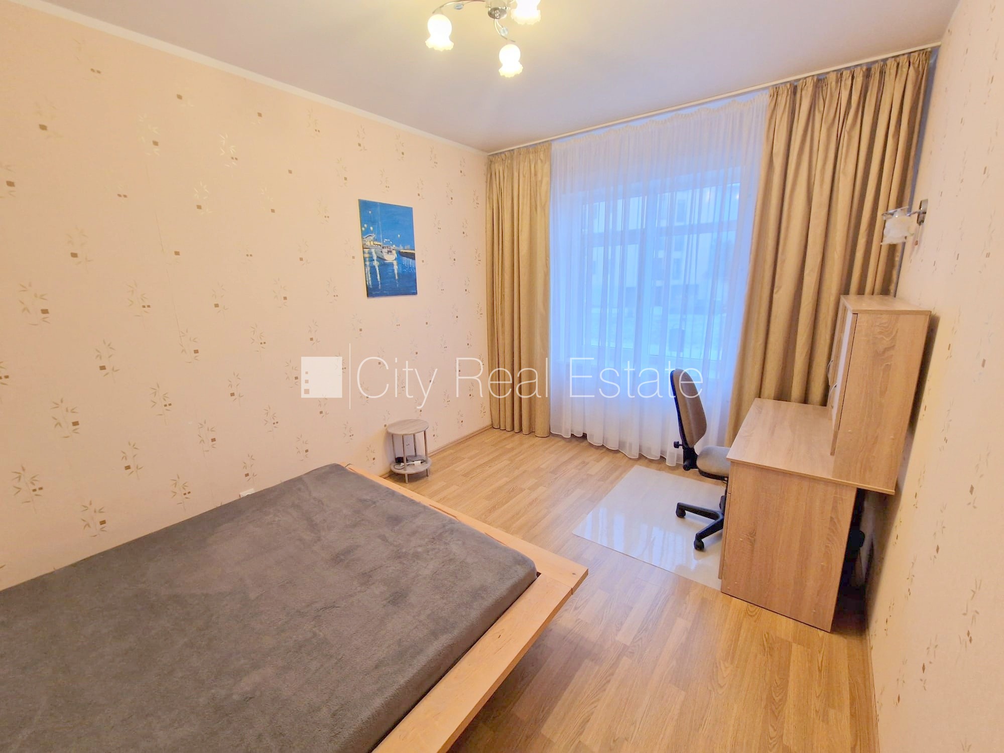 Sludinājumi. Jaunceltne, labiekārtots apzaļumots pagalms, vieta automašīnai, ieeja no ielas, kāpņu telpa pēc Cena: 420 EUR/mēn Foto #9