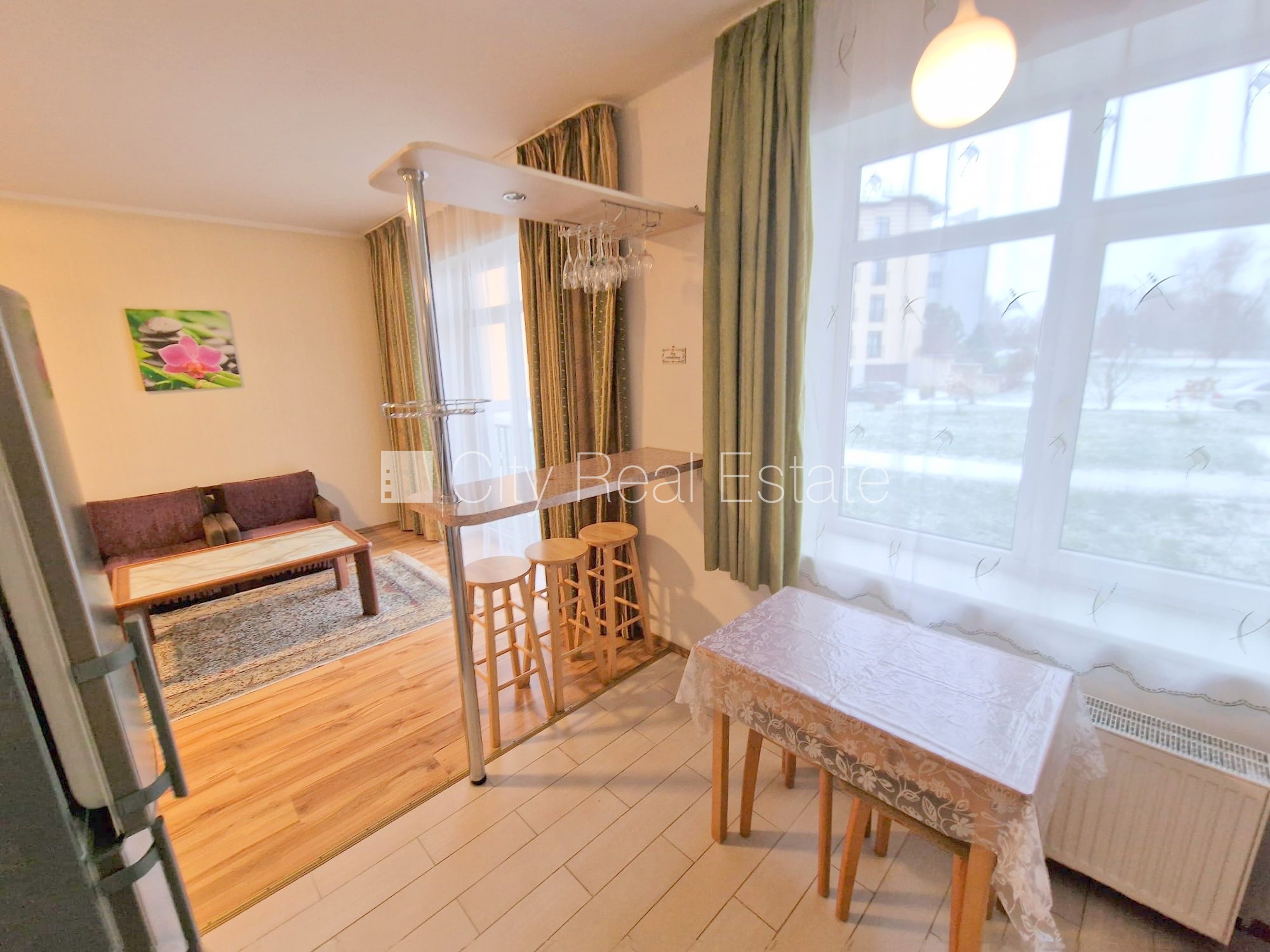 Sludinājumi. Jaunceltne, labiekārtots apzaļumots pagalms, vieta automašīnai, ieeja no ielas, kāpņu telpa pēc Cena: 420 EUR/mēn Foto #15