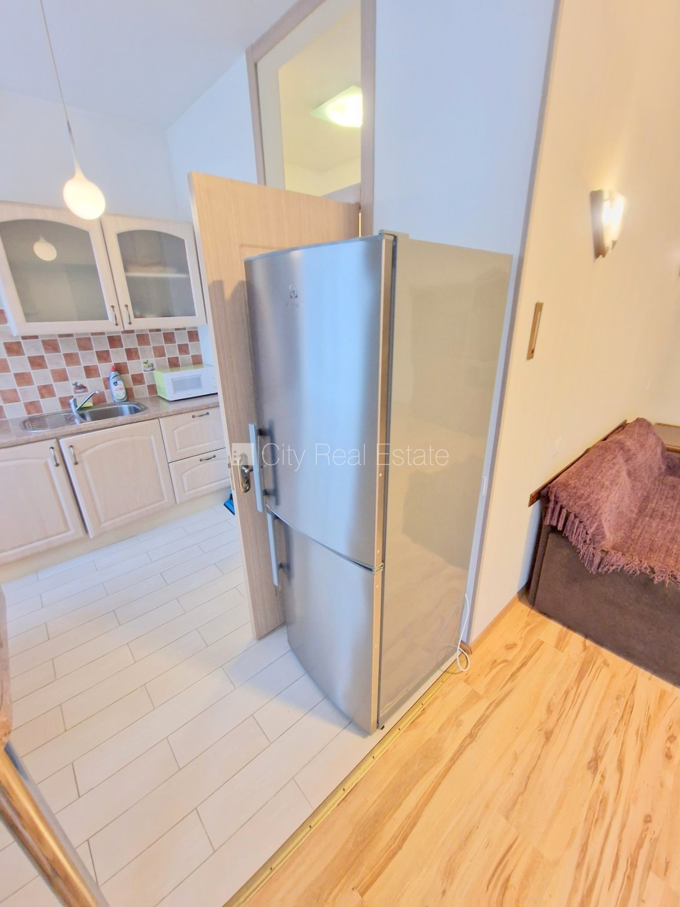 Sludinājumi. Jaunceltne, labiekārtots apzaļumots pagalms, vieta automašīnai, ieeja no ielas, kāpņu telpa pēc Cena: 420 EUR/mēn Foto #20