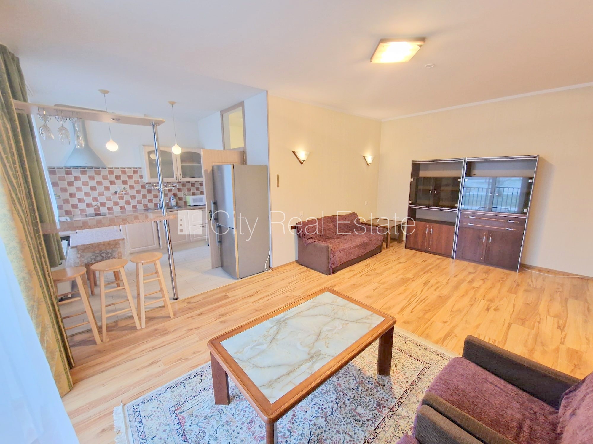 Sludinājumi. Jaunceltne, labiekārtots apzaļumots pagalms, vieta automašīnai, ieeja no ielas, kāpņu telpa pēc Cena: 420 EUR/mēn Foto #1