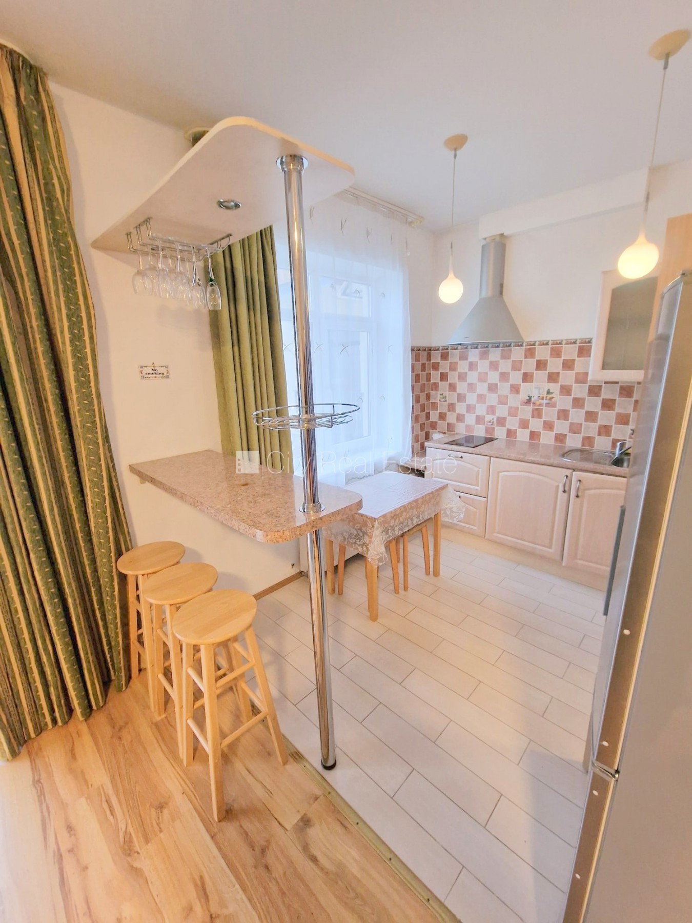 Sludinājumi. Jaunceltne, labiekārtots apzaļumots pagalms, vieta automašīnai, ieeja no ielas, kāpņu telpa pēc Cena: 420 EUR/mēn Foto #19