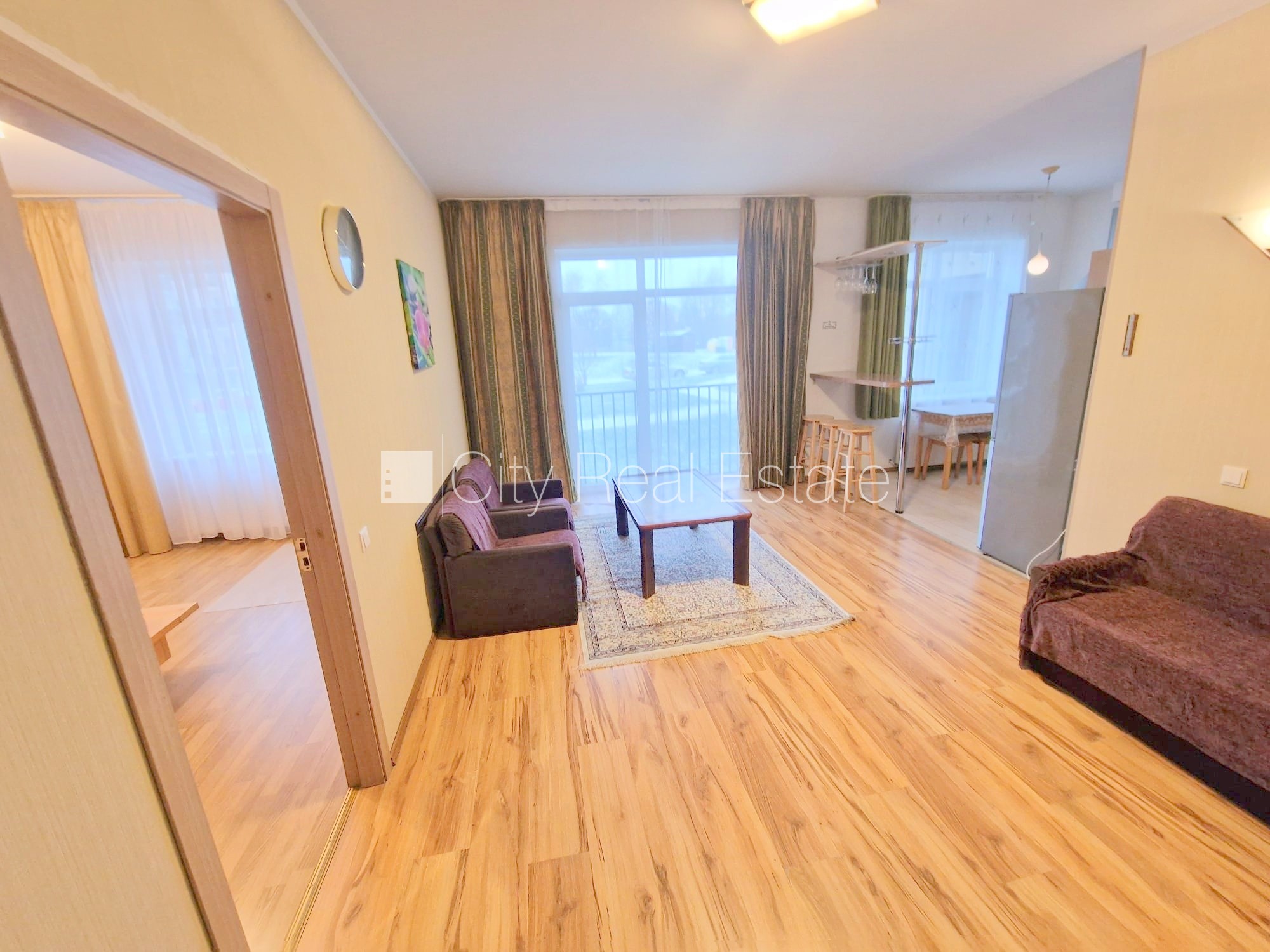 Sludinājumi. Jaunceltne, labiekārtots apzaļumots pagalms, vieta automašīnai, ieeja no ielas, kāpņu telpa pēc Cena: 420 EUR/mēn Foto #7