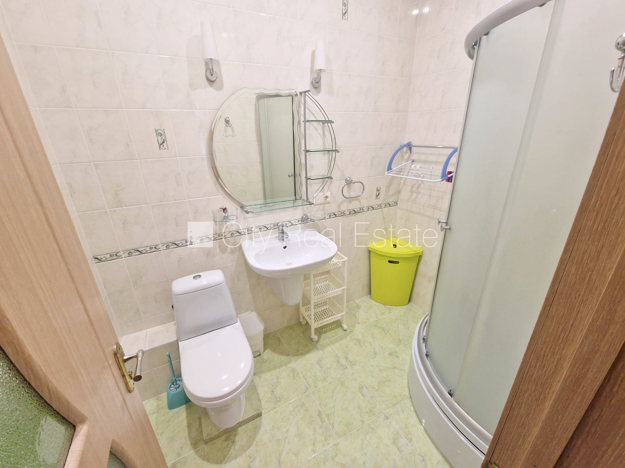 Sludinājumi. Jaunceltne, labiekārtots apzaļumots pagalms, vieta automašīnai, ieeja no ielas, kāpņu telpa pēc Cena: 420 EUR/mēn Foto #22