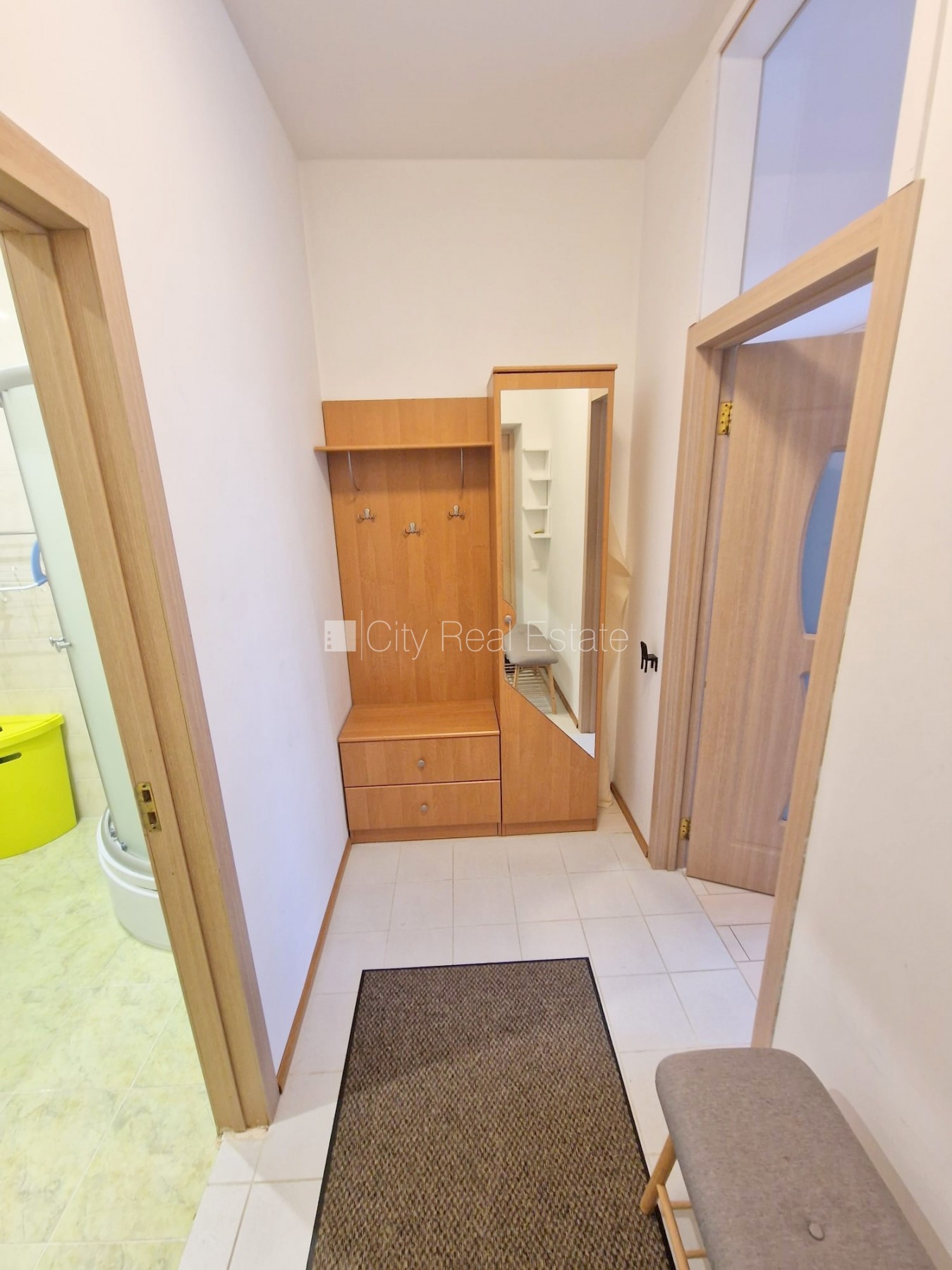 Sludinājumi. Jaunceltne, labiekārtots apzaļumots pagalms, vieta automašīnai, ieeja no ielas, kāpņu telpa pēc Cena: 420 EUR/mēn Foto #21