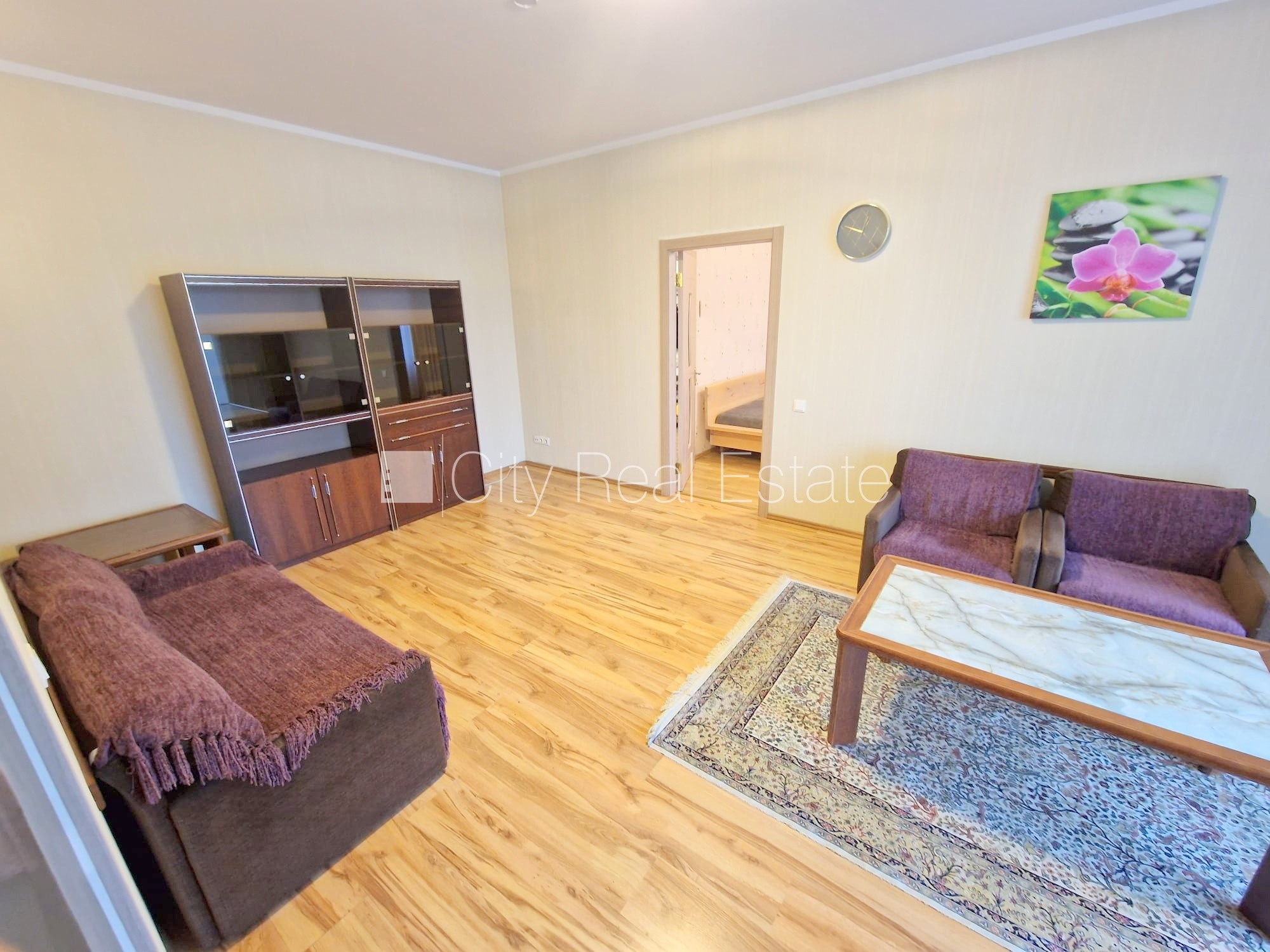 Sludinājumi. Jaunceltne, labiekārtots apzaļumots pagalms, vieta automašīnai, ieeja no ielas, kāpņu telpa pēc Cena: 420 EUR/mēn Foto #5