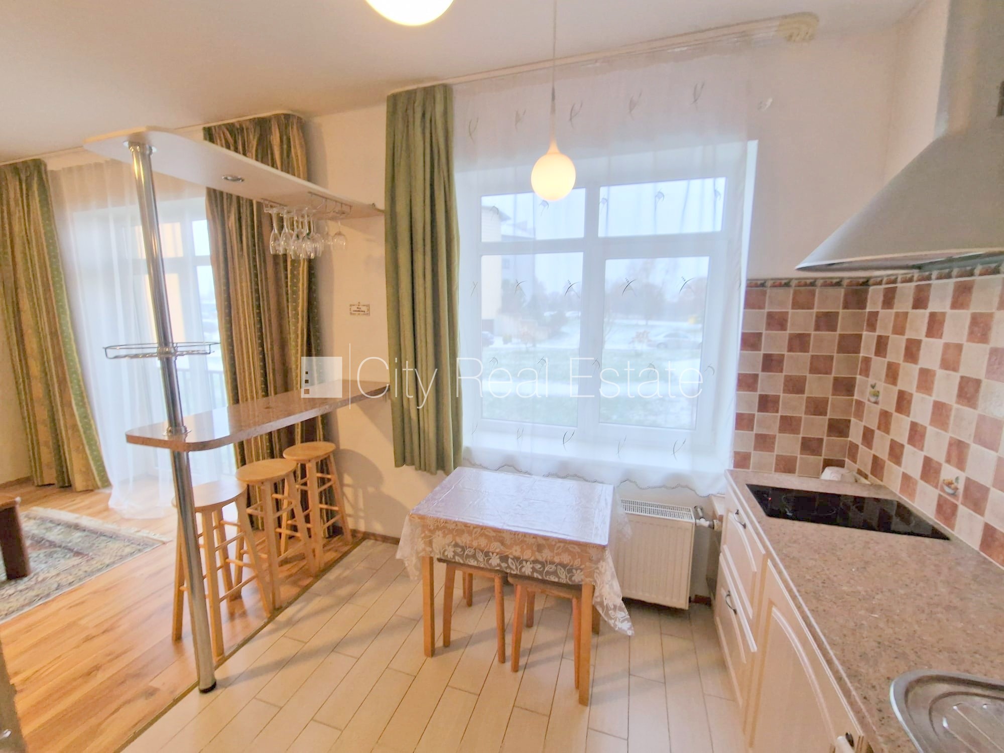 Sludinājumi. Jaunceltne, labiekārtots apzaļumots pagalms, vieta automašīnai, ieeja no ielas, kāpņu telpa pēc Cena: 420 EUR/mēn Foto #17