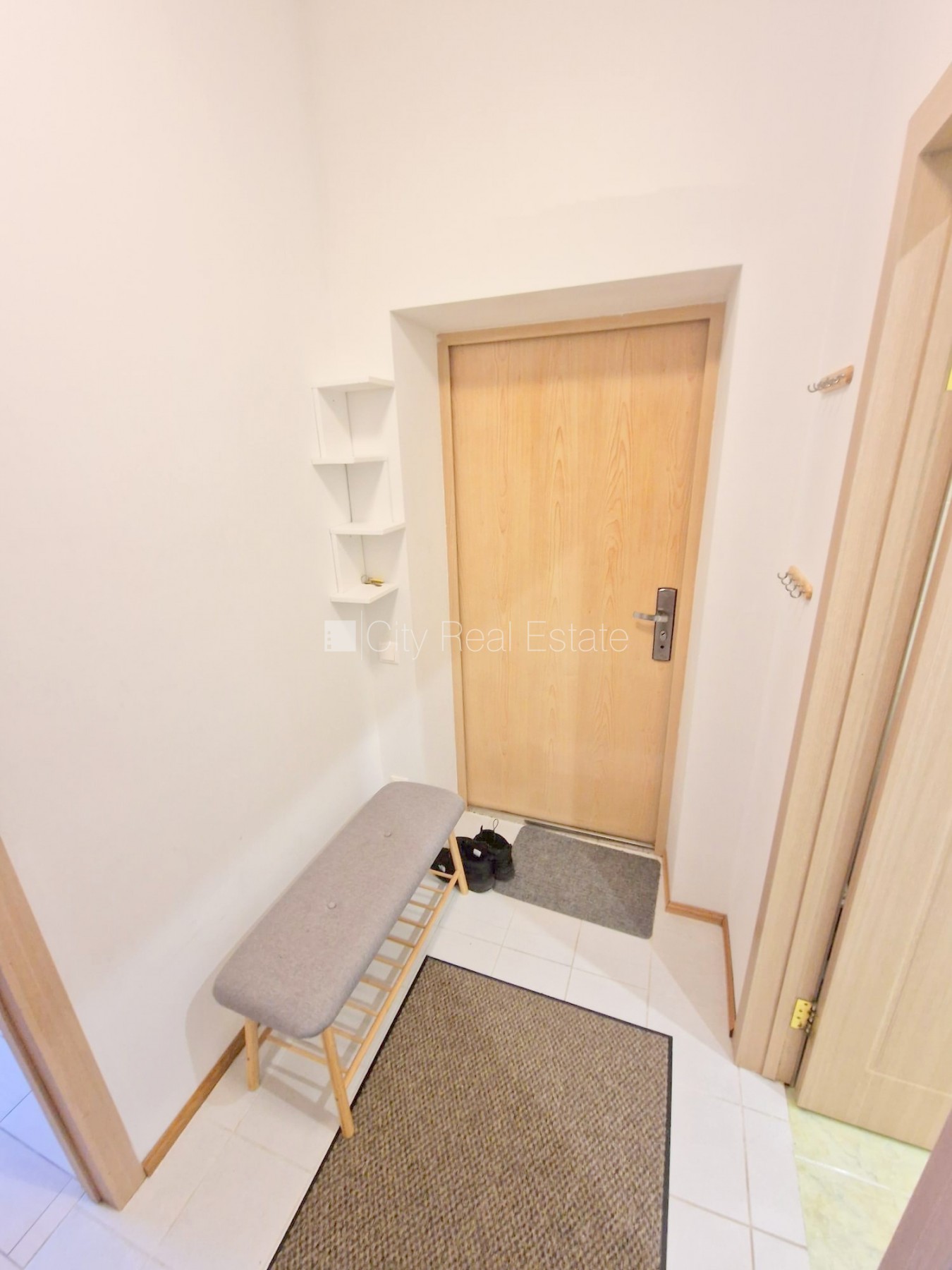 Sludinājumi. Jaunceltne, labiekārtots apzaļumots pagalms, vieta automašīnai, ieeja no ielas, kāpņu telpa pēc Cena: 420 EUR/mēn Foto #25