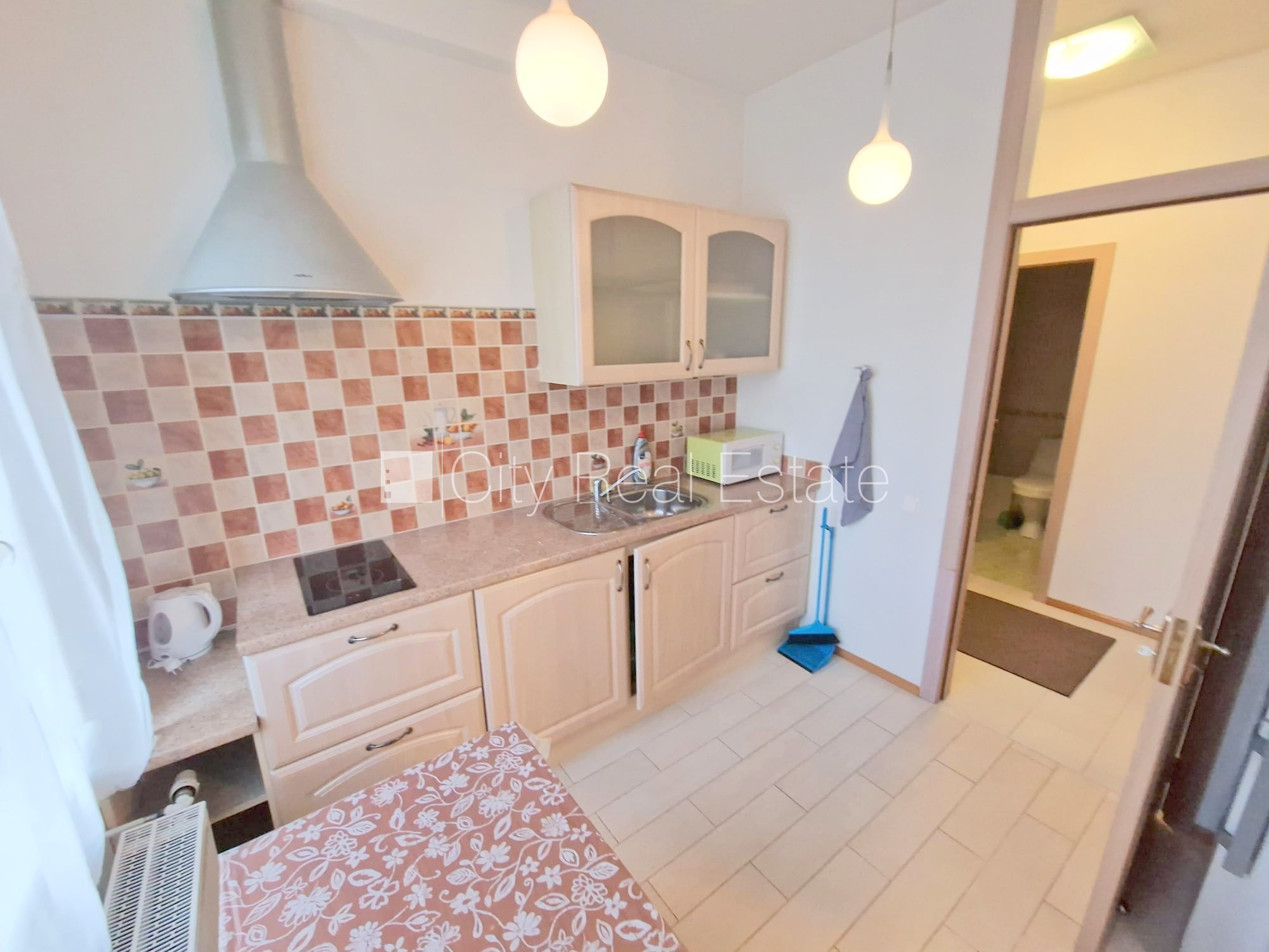 Sludinājumi. Jaunceltne, labiekārtots apzaļumots pagalms, vieta automašīnai, ieeja no ielas, kāpņu telpa pēc Cena: 420 EUR/mēn Foto #18