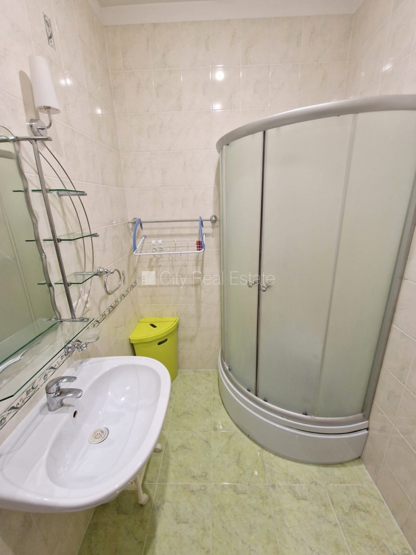 Sludinājumi. Jaunceltne, labiekārtots apzaļumots pagalms, vieta automašīnai, ieeja no ielas, kāpņu telpa pēc Cena: 420 EUR/mēn Foto #23