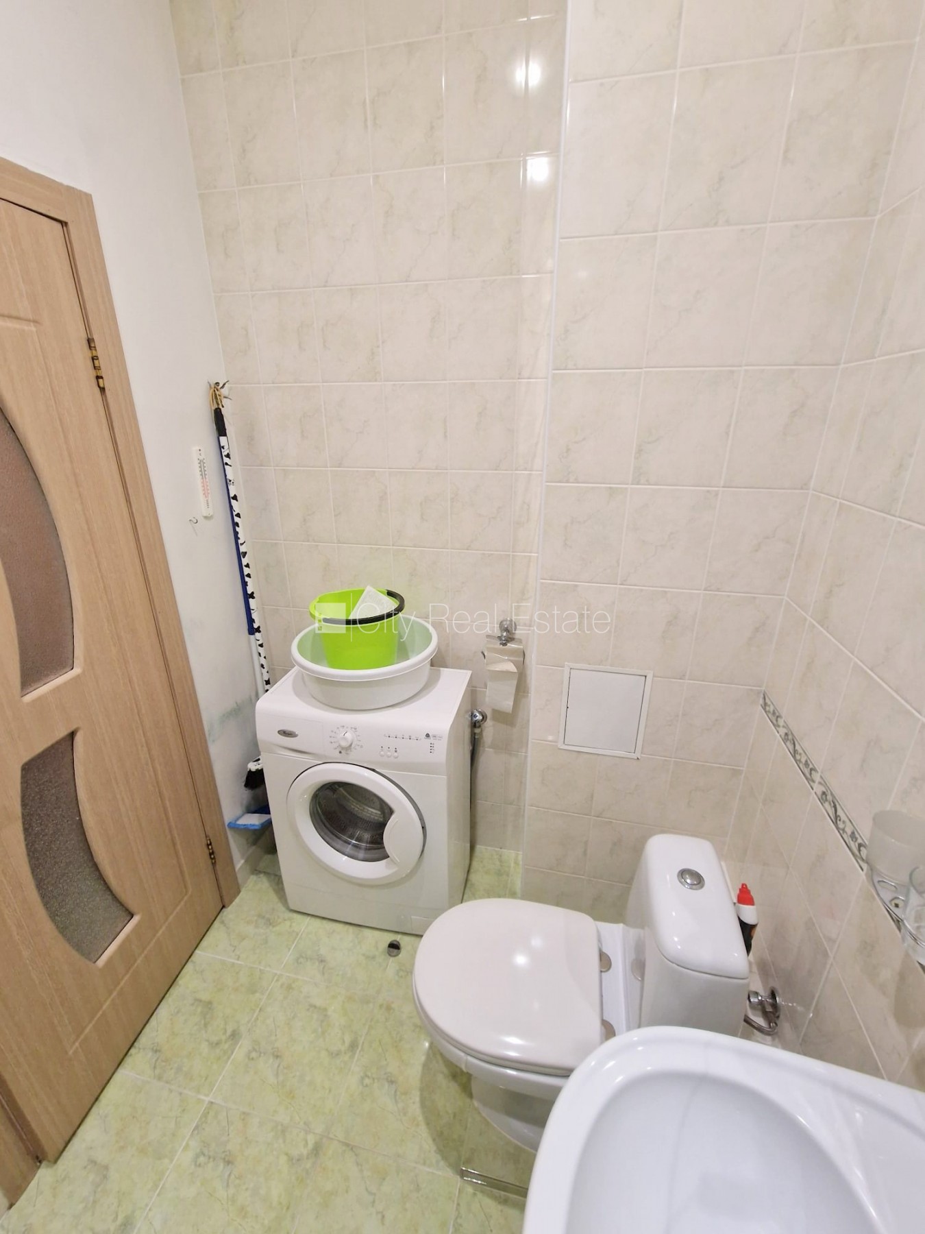 Sludinājumi. Jaunceltne, labiekārtots apzaļumots pagalms, vieta automašīnai, ieeja no ielas, kāpņu telpa pēc Cena: 420 EUR/mēn Foto #24