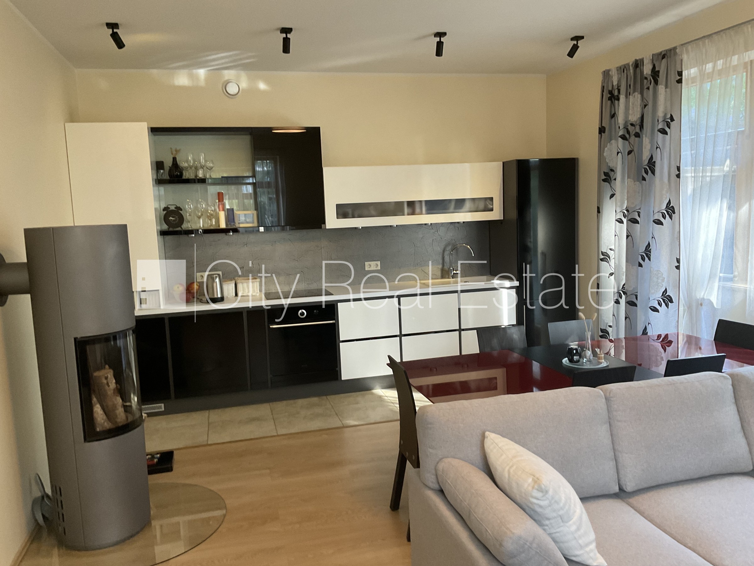 Sludinājumi. Dzīvokļu skaits ēkā  4 gab., keramzīta bloku sienas 0,42 cm, zaļā teritorija, slēgts pagalms, Cena: 297000 EUR Foto #8