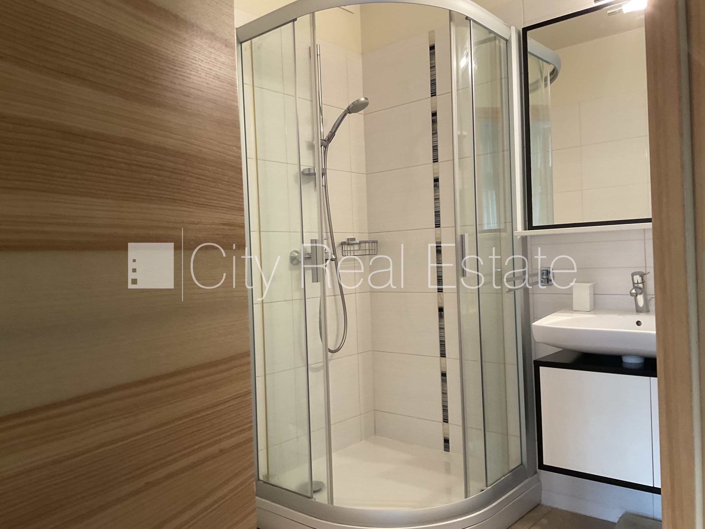 Sludinājumi. Dzīvokļu skaits ēkā  4 gab., keramzīta bloku sienas 0,42 cm, zaļā teritorija, slēgts pagalms, Cena: 297000 EUR Foto #5