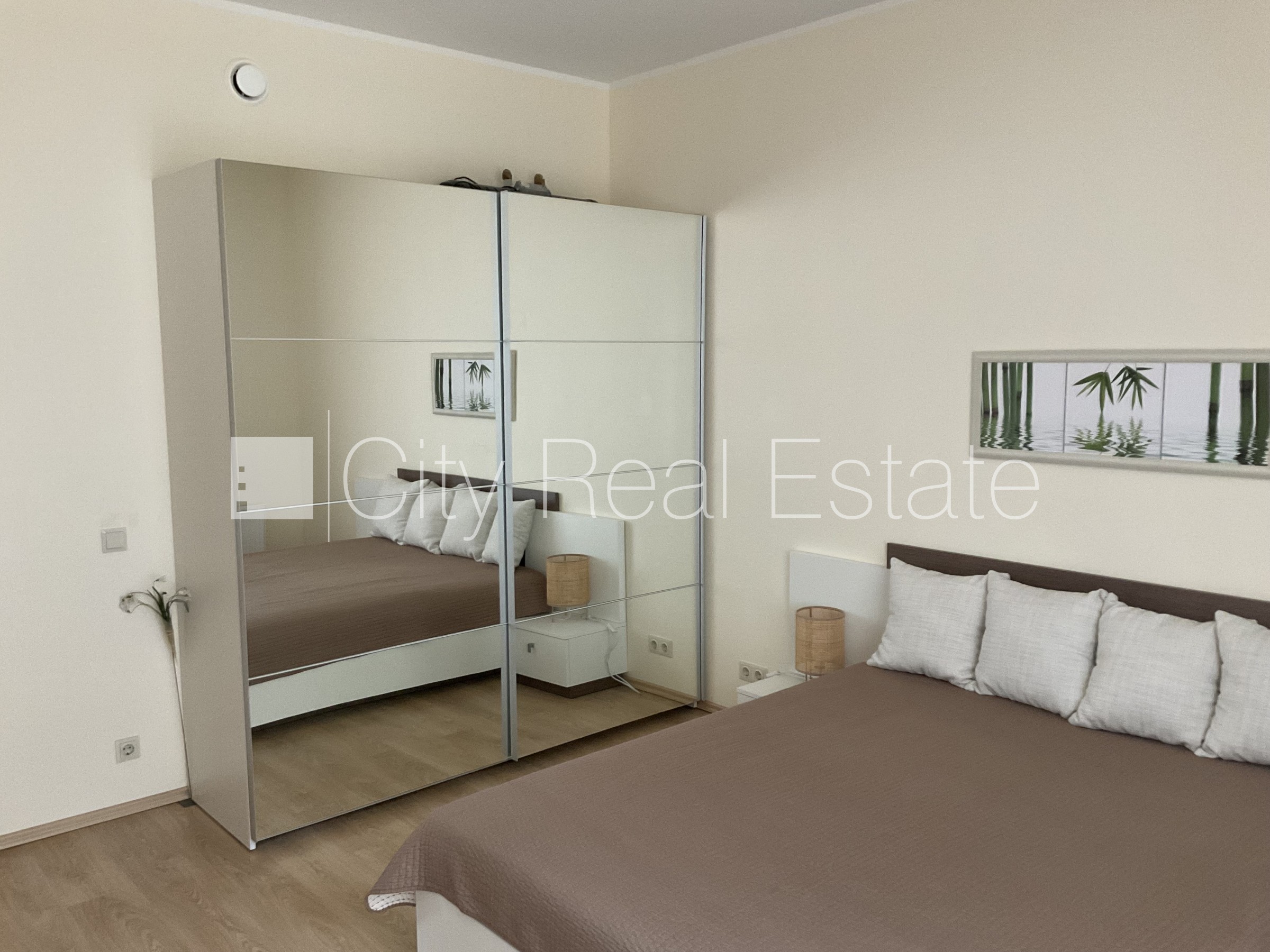 Sludinājumi. Dzīvokļu skaits ēkā  4 gab., keramzīta bloku sienas 0,42 cm, zaļā teritorija, slēgts pagalms, Cena: 297000 EUR Foto #15