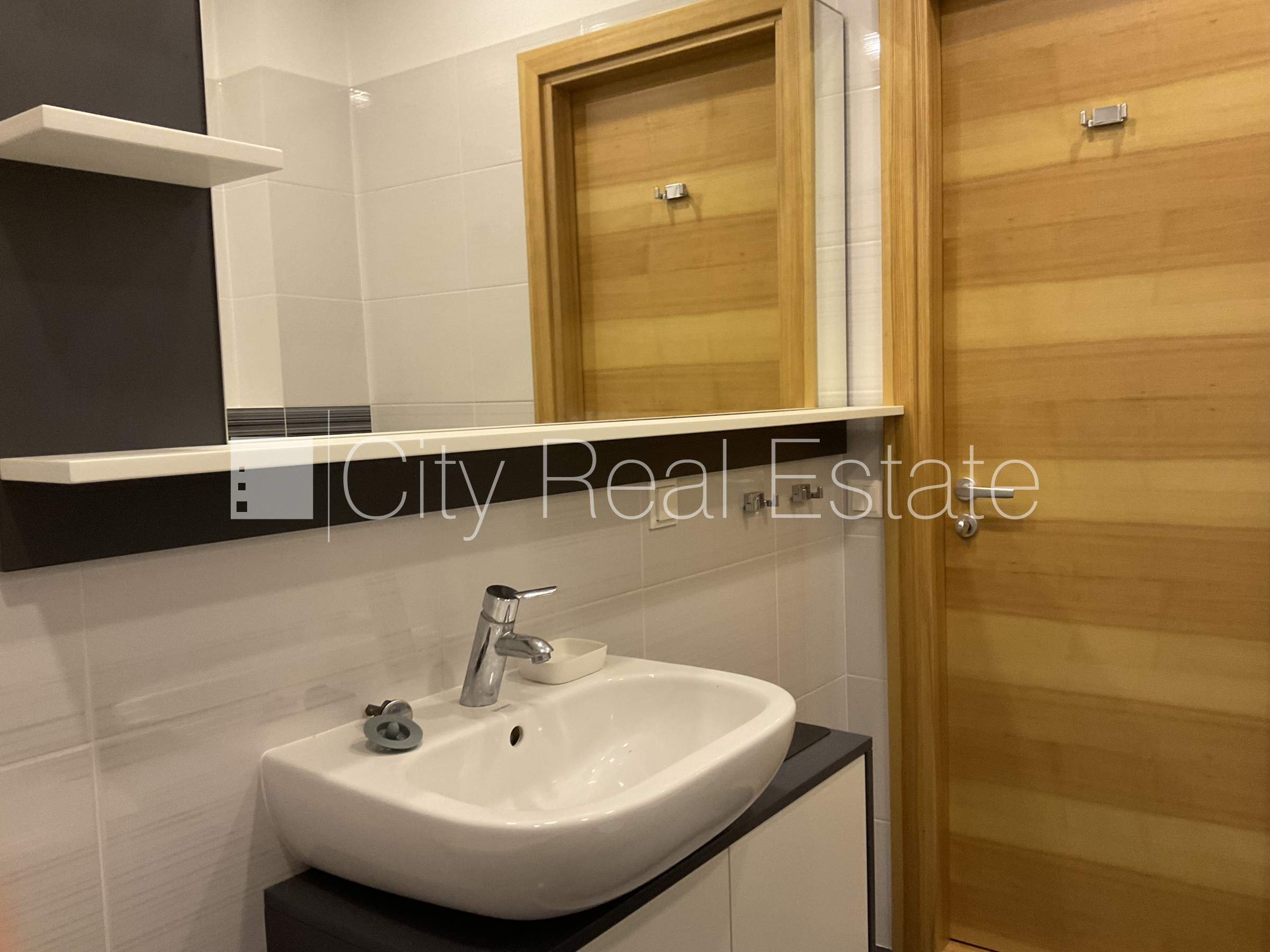 Sludinājumi. Dzīvokļu skaits ēkā  4 gab., keramzīta bloku sienas 0,42 cm, zaļā teritorija, slēgts pagalms, Cena: 297000 EUR Foto #6