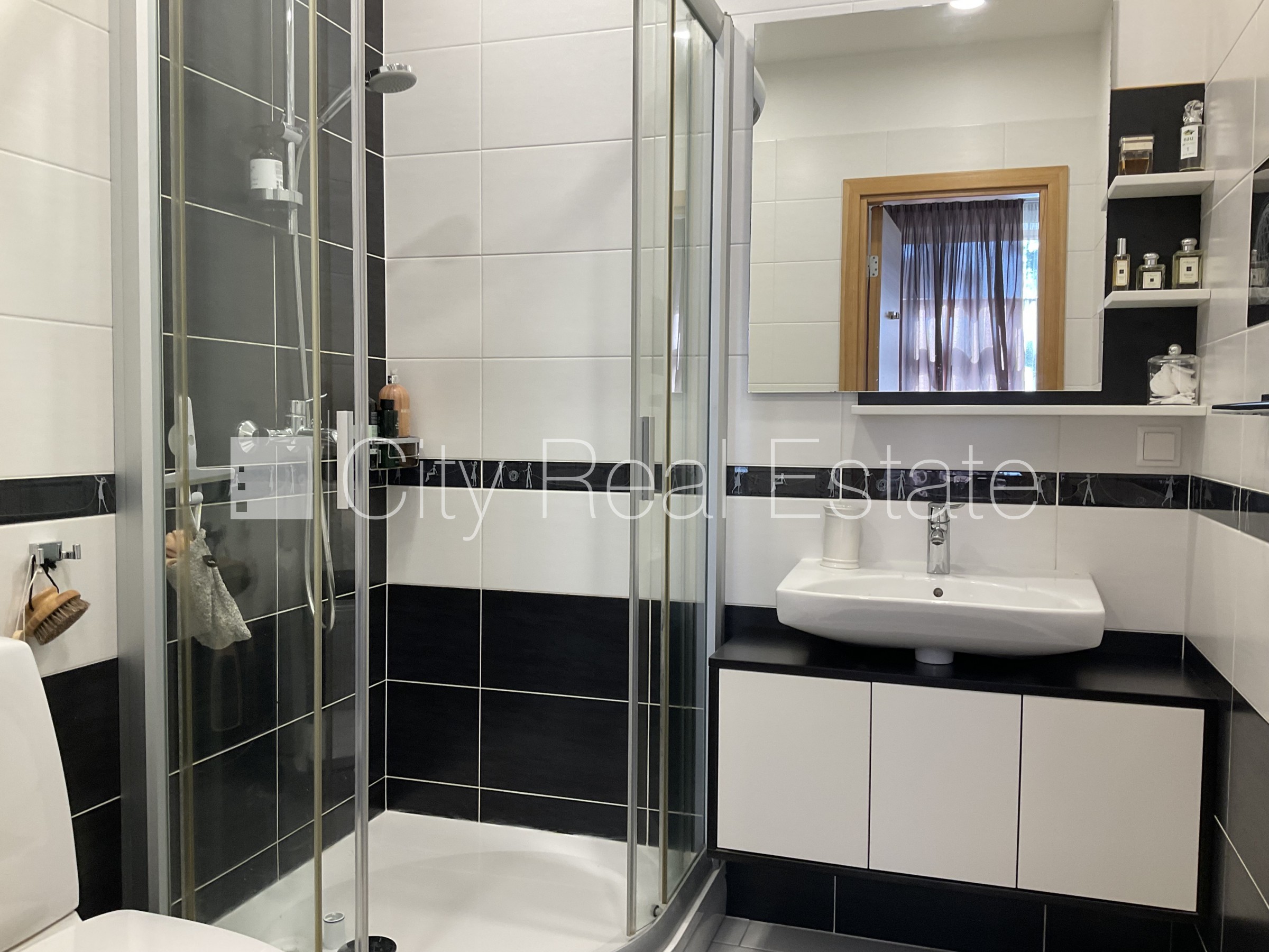 Sludinājumi. Dzīvokļu skaits ēkā  4 gab., keramzīta bloku sienas 0,42 cm, zaļā teritorija, slēgts pagalms, Cena: 297000 EUR Foto #22