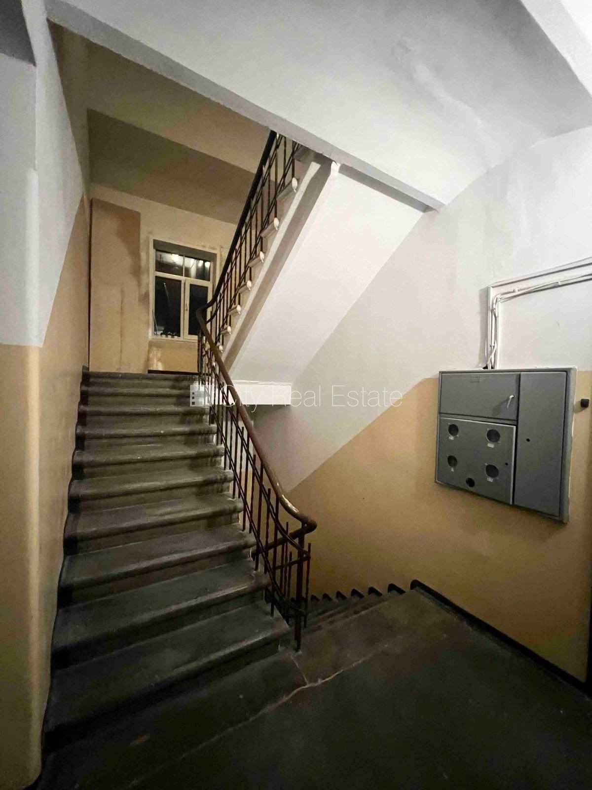 Sludinājumi. Fasādes māja, labiekārtota apzaļumota teritorija, ieeja no ielas un pagalma, kāpņu telpa pēc Cena: 320 EUR/mēn Foto #11