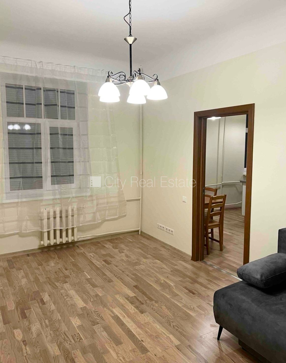 Sludinājumi. Fasādes māja, labiekārtota apzaļumota teritorija, ieeja no ielas un pagalma, kāpņu telpa pēc Cena: 320 EUR/mēn Foto #4