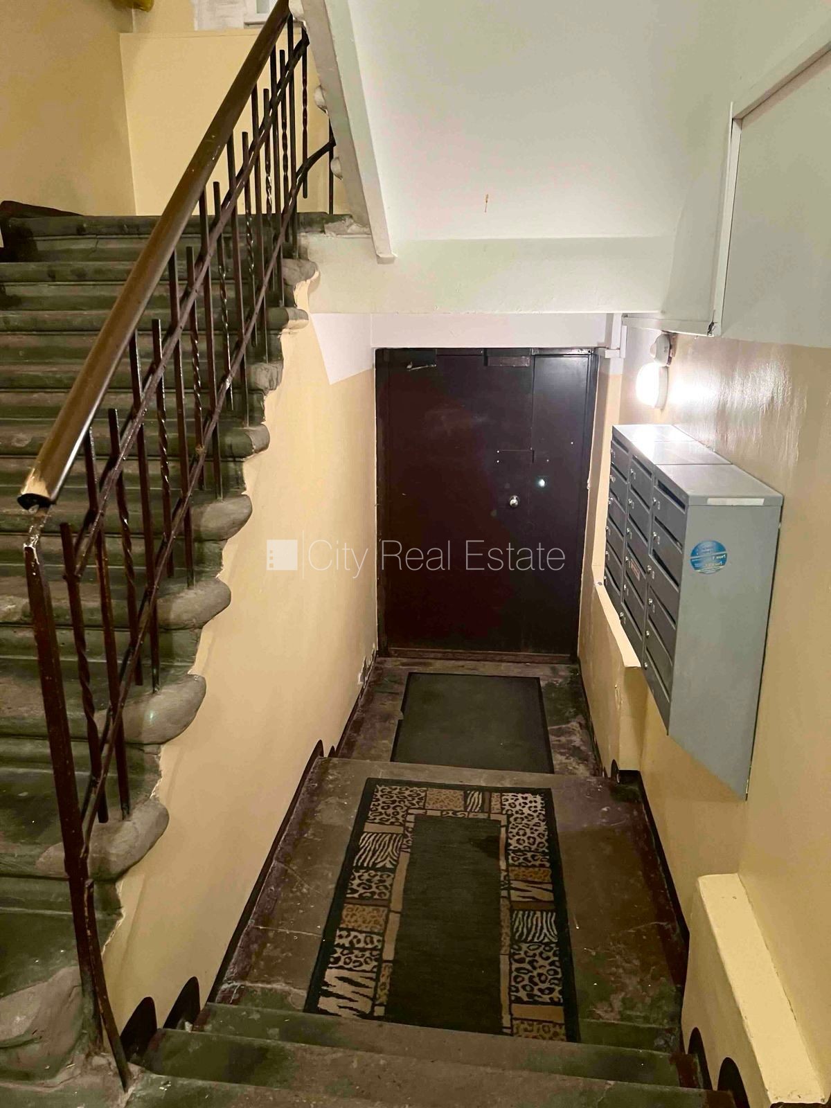 Sludinājumi. Fasādes māja, labiekārtota apzaļumota teritorija, ieeja no ielas un pagalma, kāpņu telpa pēc Cena: 320 EUR/mēn Foto #12