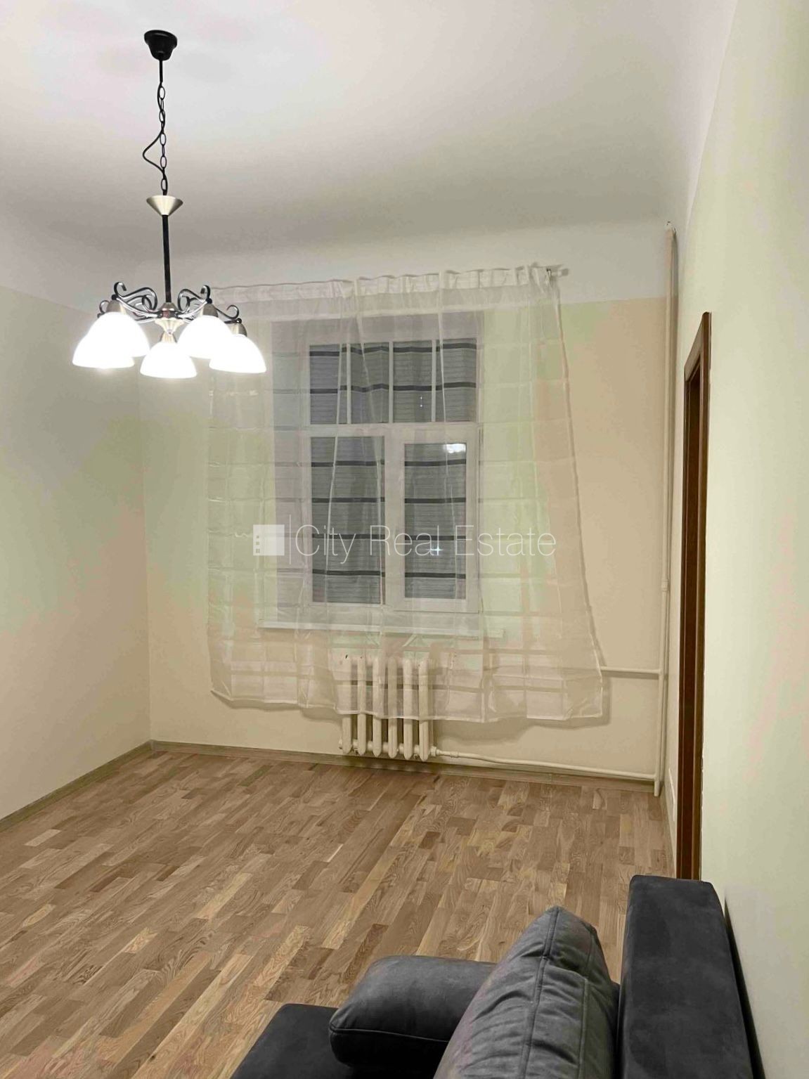 Sludinājumi. Fasādes māja, labiekārtota apzaļumota teritorija, ieeja no ielas un pagalma, kāpņu telpa pēc Cena: 320 EUR/mēn Foto #2