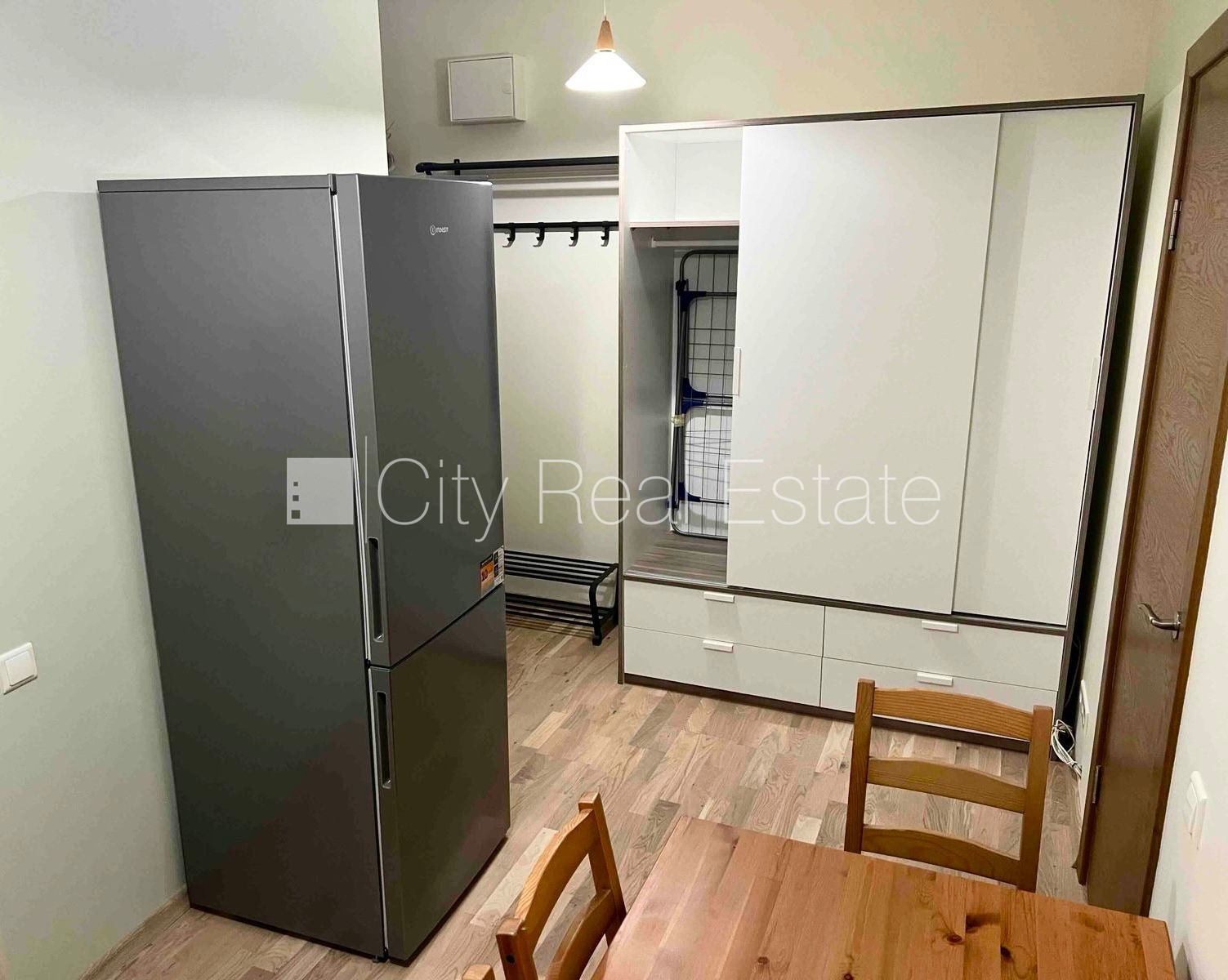 Sludinājumi. Fasādes māja, labiekārtota apzaļumota teritorija, ieeja no ielas un pagalma, kāpņu telpa pēc Cena: 320 EUR/mēn Foto #6