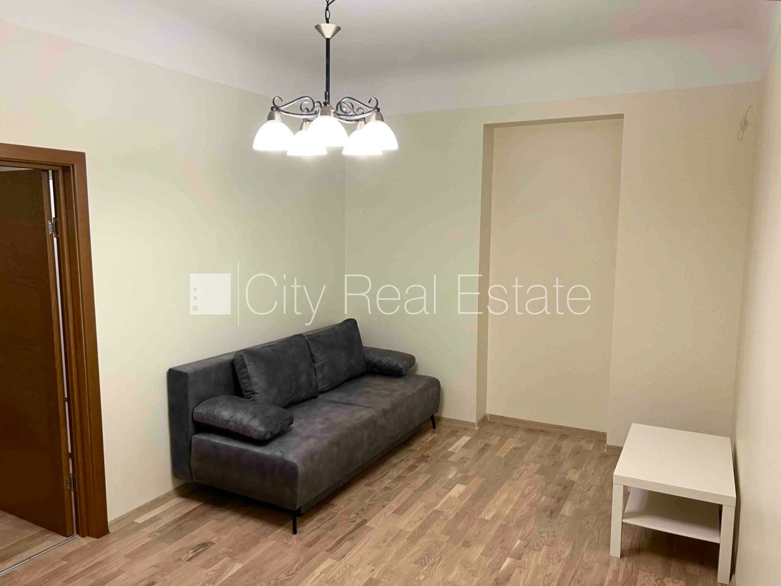 Sludinājumi. Fasādes māja, labiekārtota apzaļumota teritorija, ieeja no ielas un pagalma, kāpņu telpa pēc Cena: 320 EUR/mēn Foto #3