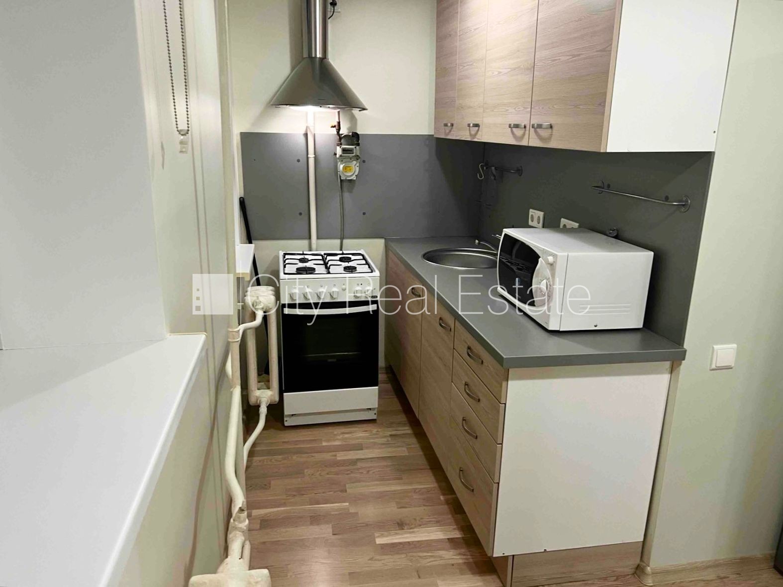 Sludinājumi. Fasādes māja, labiekārtota apzaļumota teritorija, ieeja no ielas un pagalma, kāpņu telpa pēc Cena: 320 EUR/mēn Foto #5