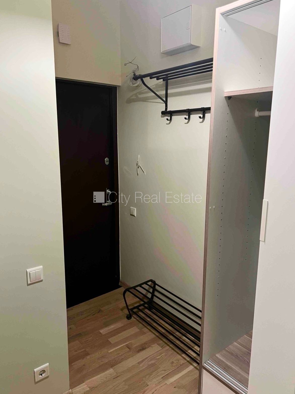 Sludinājumi. Fasādes māja, labiekārtota apzaļumota teritorija, ieeja no ielas un pagalma, kāpņu telpa pēc Cena: 320 EUR/mēn Foto #8