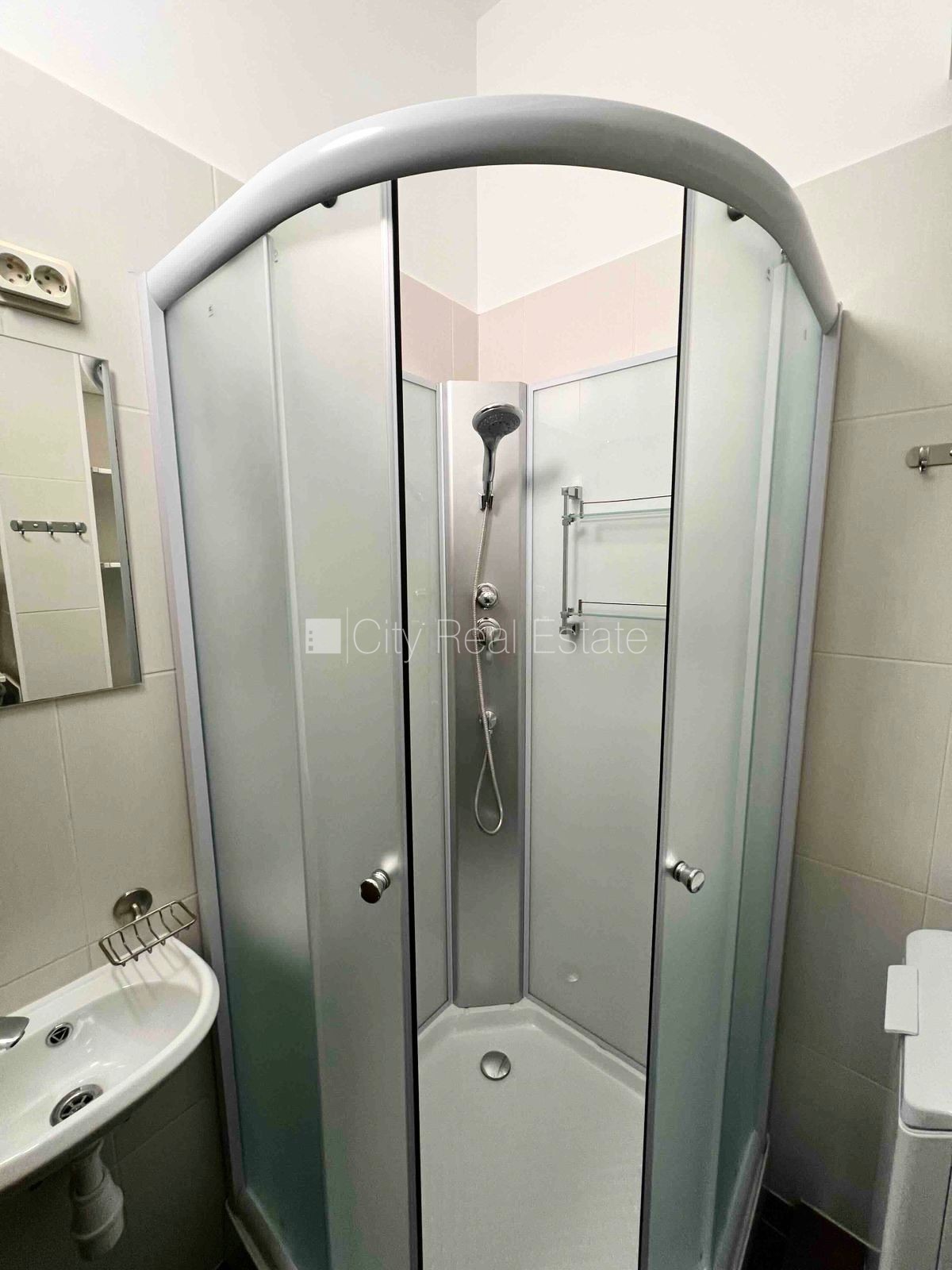 Sludinājumi. Fasādes māja, labiekārtota apzaļumota teritorija, ieeja no ielas un pagalma, kāpņu telpa pēc Cena: 320 EUR/mēn Foto #10