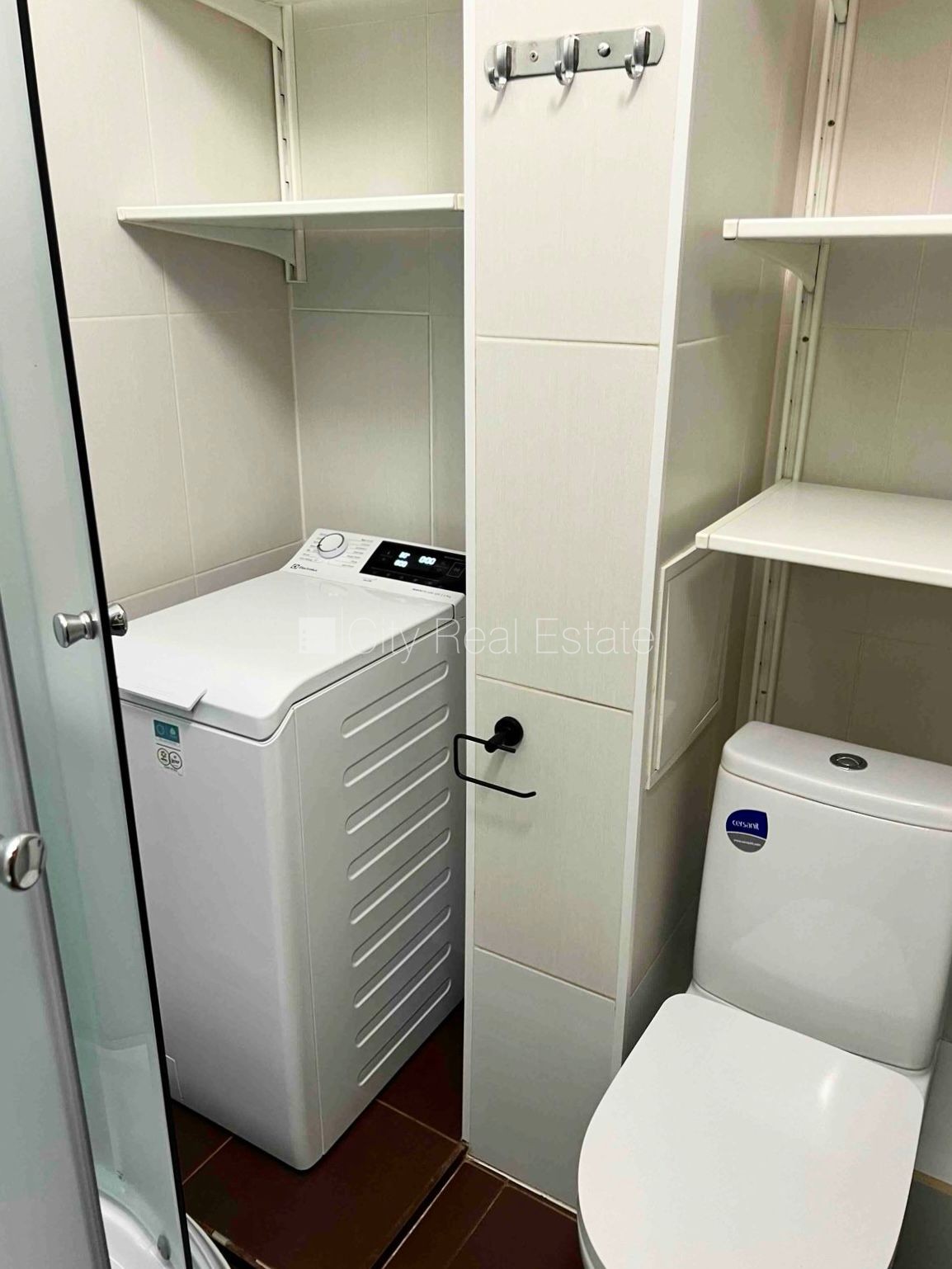 Sludinājumi. Fasādes māja, labiekārtota apzaļumota teritorija, ieeja no ielas un pagalma, kāpņu telpa pēc Cena: 320 EUR/mēn Foto #9