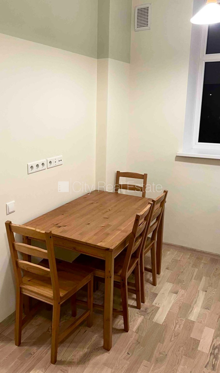 Sludinājumi. Fasādes māja, labiekārtota apzaļumota teritorija, ieeja no ielas un pagalma, kāpņu telpa pēc Cena: 320 EUR/mēn Foto #7