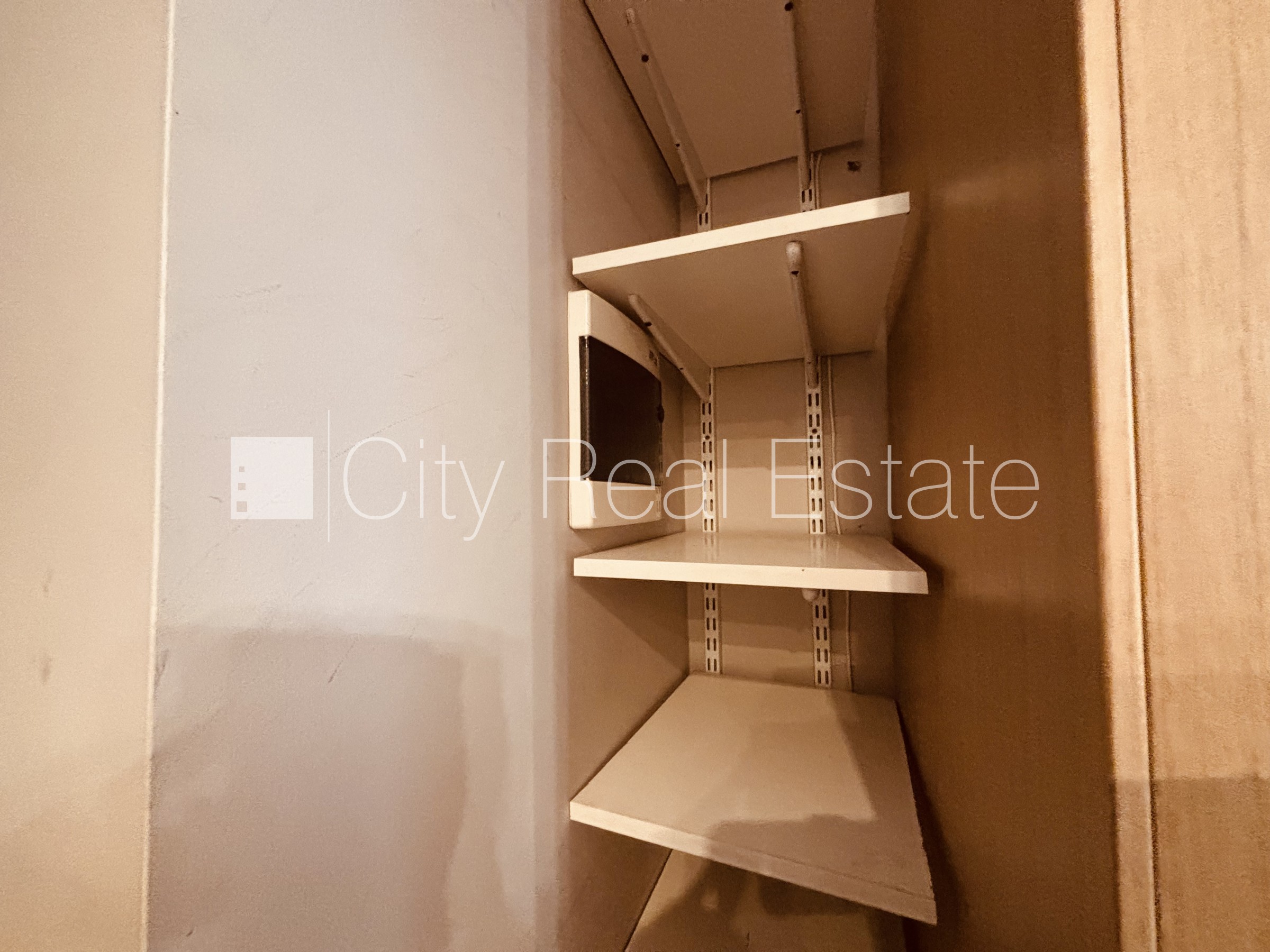 Sludinājumi. Logi vērsti uz ielas pusi, plašs skats no loga, mājā mainīta jauna elektroinstalācija, mājā Cena: 500 EUR/mēn Foto #4