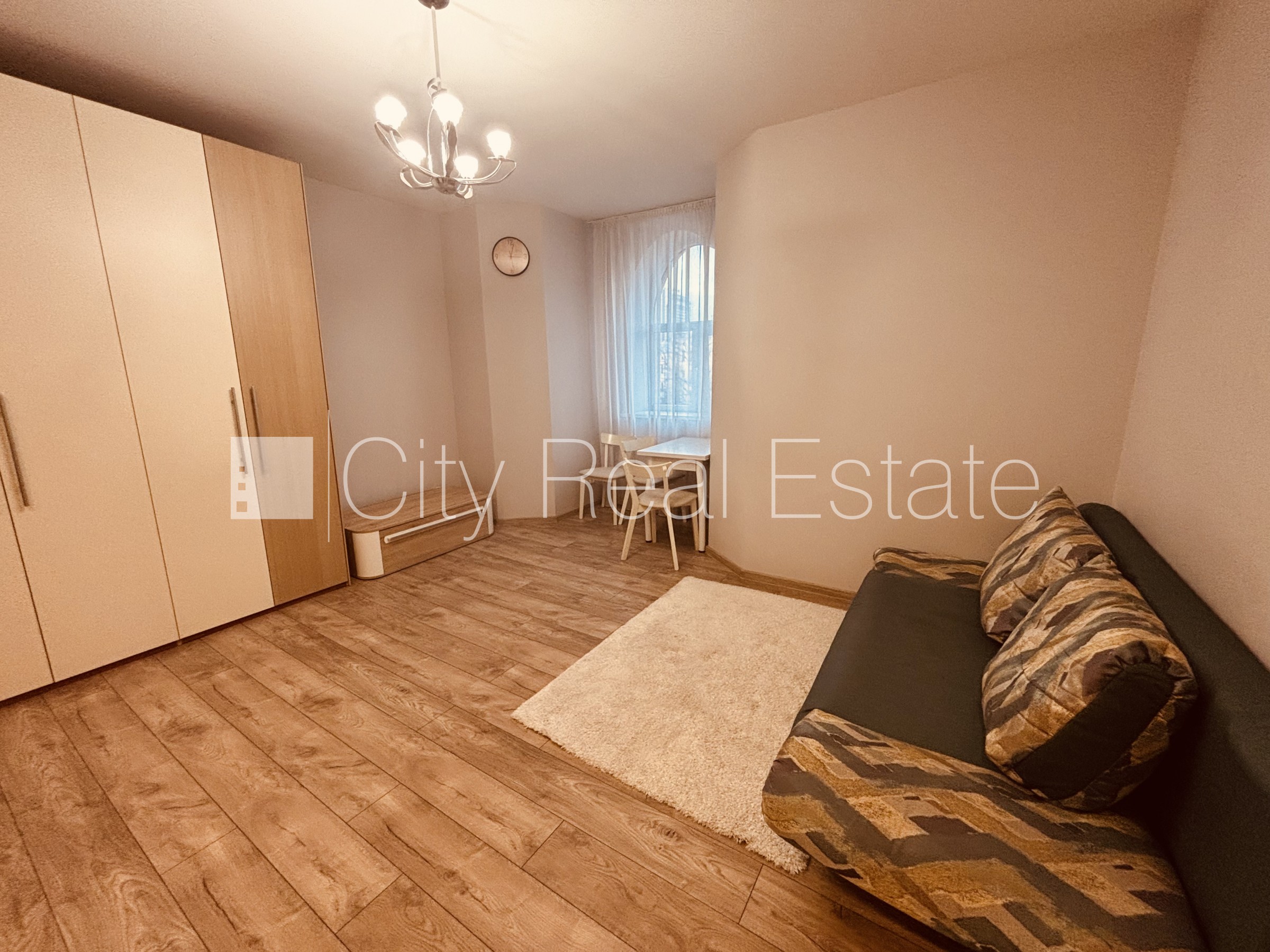 Sludinājumi. Logi vērsti uz ielas pusi, plašs skats no loga, mājā mainīta jauna elektroinstalācija, mājā Cena: 500 EUR/mēn Foto #5