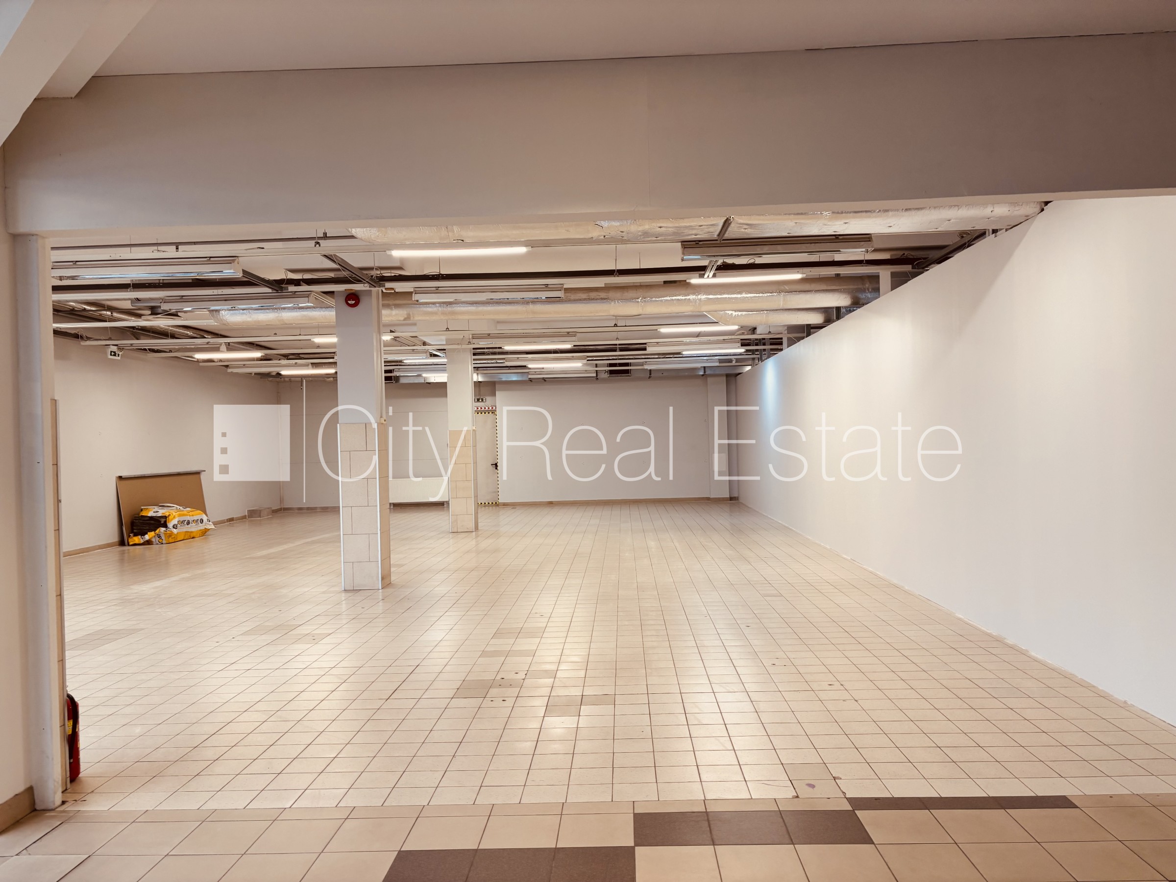 Sludinājumi. Vieta vairākām automašīnām, ieeja no ielas un pagalma, gaisa kondicionēšanas sistēma, centrālā Cena: 4000 EUR/mēn Foto #4