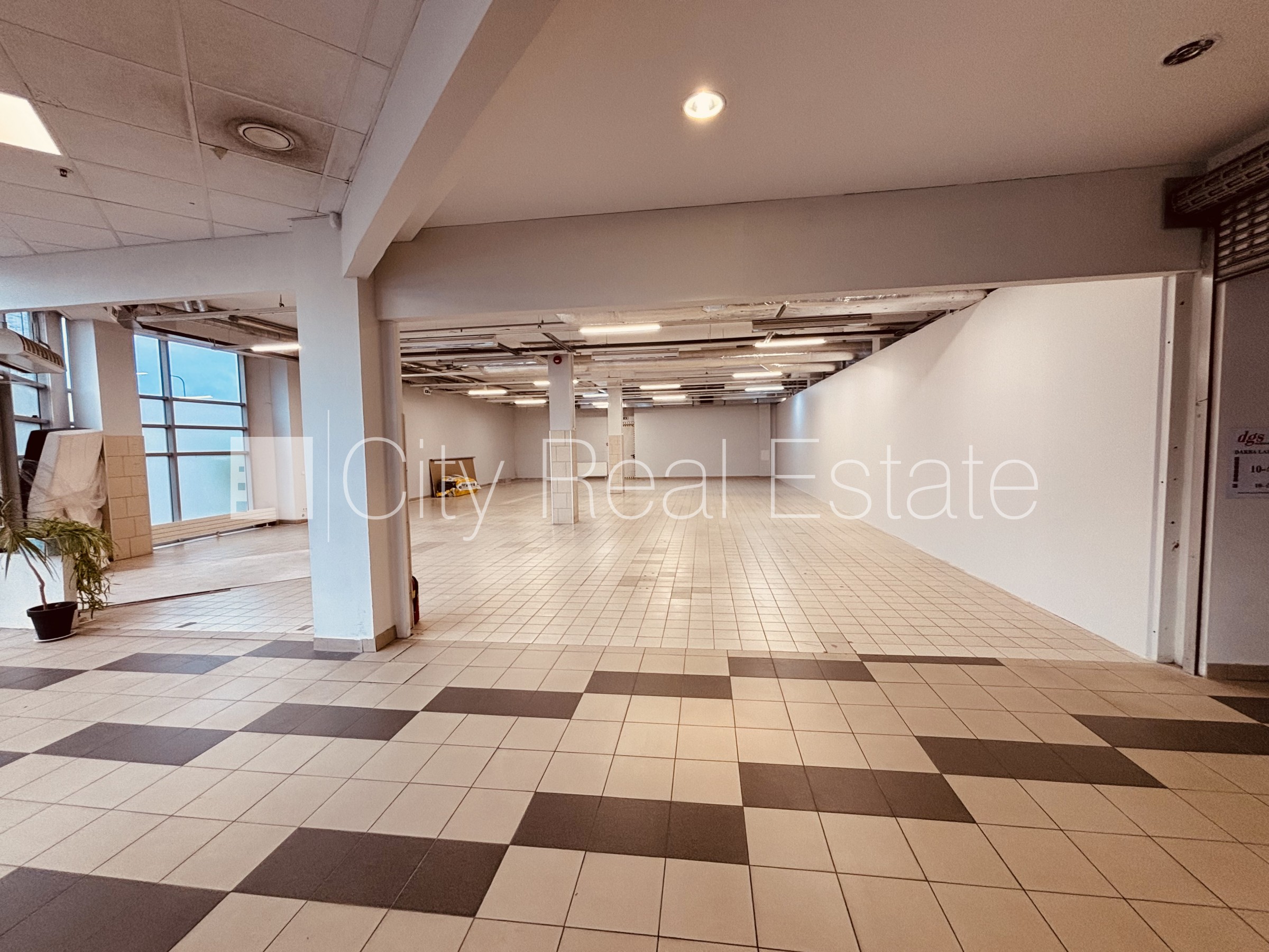 Sludinājumi. Vieta vairākām automašīnām, ieeja no ielas un pagalma, gaisa kondicionēšanas sistēma, centrālā Cena: 4000 EUR/mēn Foto #5