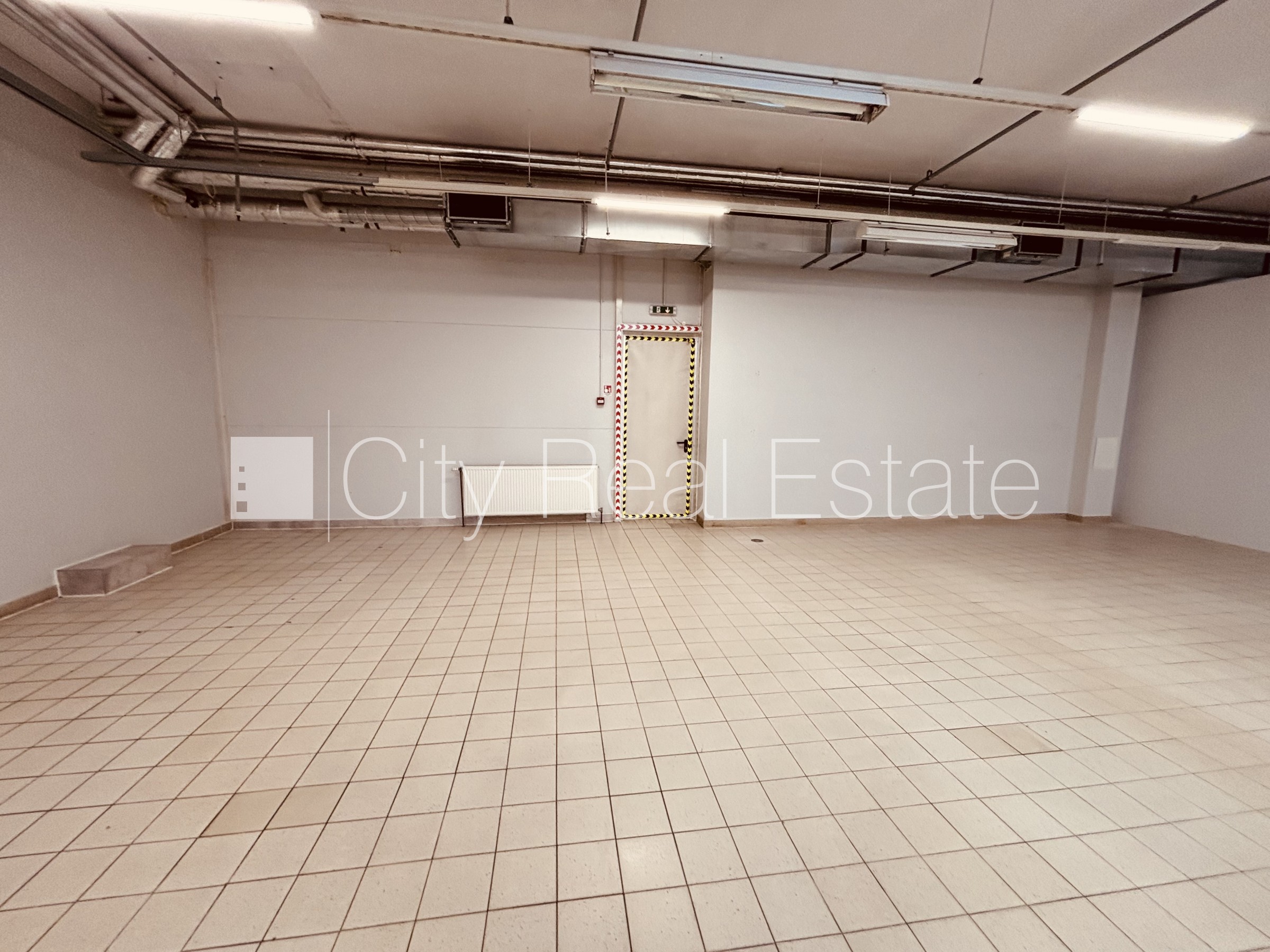 Sludinājumi. Vieta vairākām automašīnām, ieeja no ielas un pagalma, gaisa kondicionēšanas sistēma, centrālā Cena: 4000 EUR/mēn Foto #7