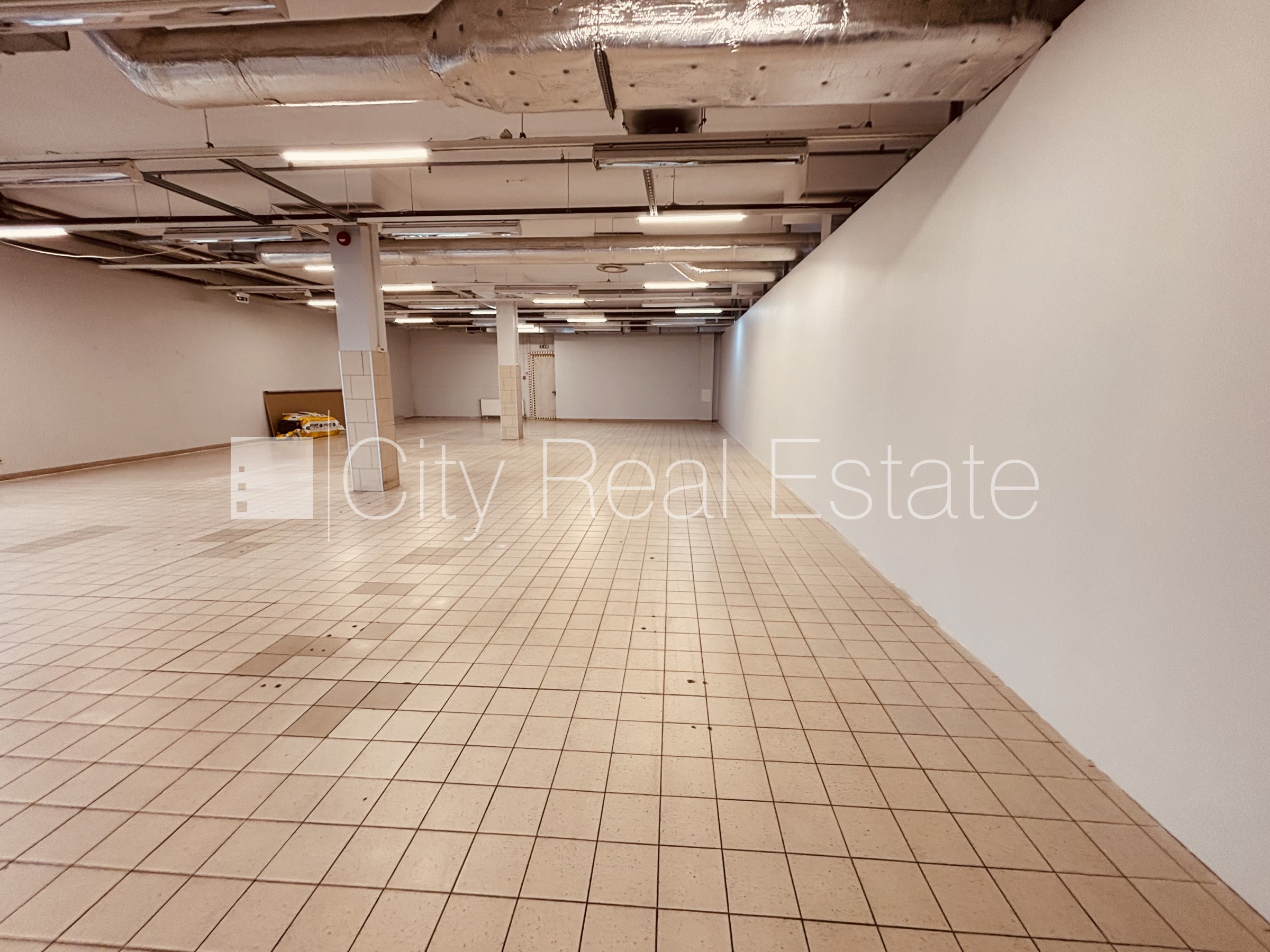 Sludinājumi. Vieta vairākām automašīnām, ieeja no ielas un pagalma, gaisa kondicionēšanas sistēma, centrālā Cena: 4000 EUR/mēn Foto #3