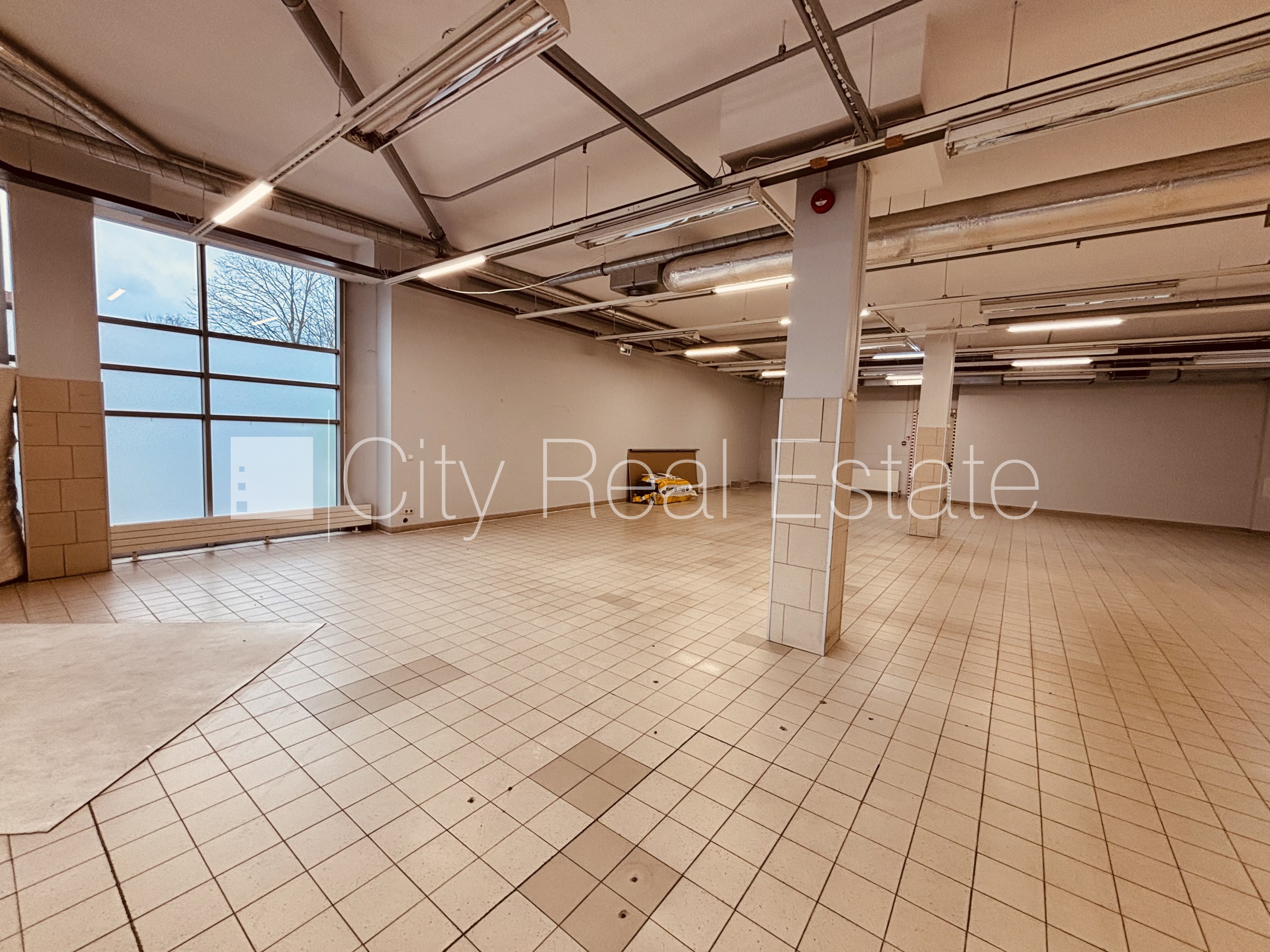 Sludinājumi. Vieta vairākām automašīnām, ieeja no ielas un pagalma, gaisa kondicionēšanas sistēma, centrālā Cena: 4000 EUR/mēn Foto #2